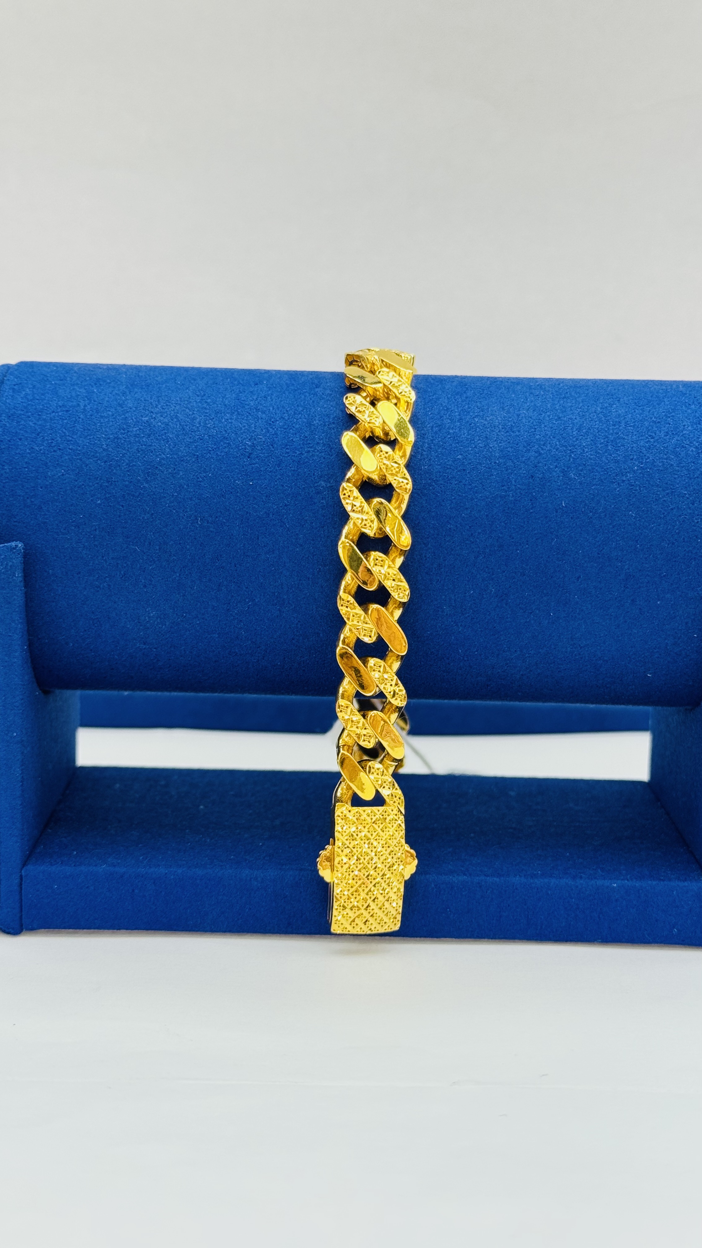 https://akirajewellery.com/product/Men%20Bracelet%2018.47g