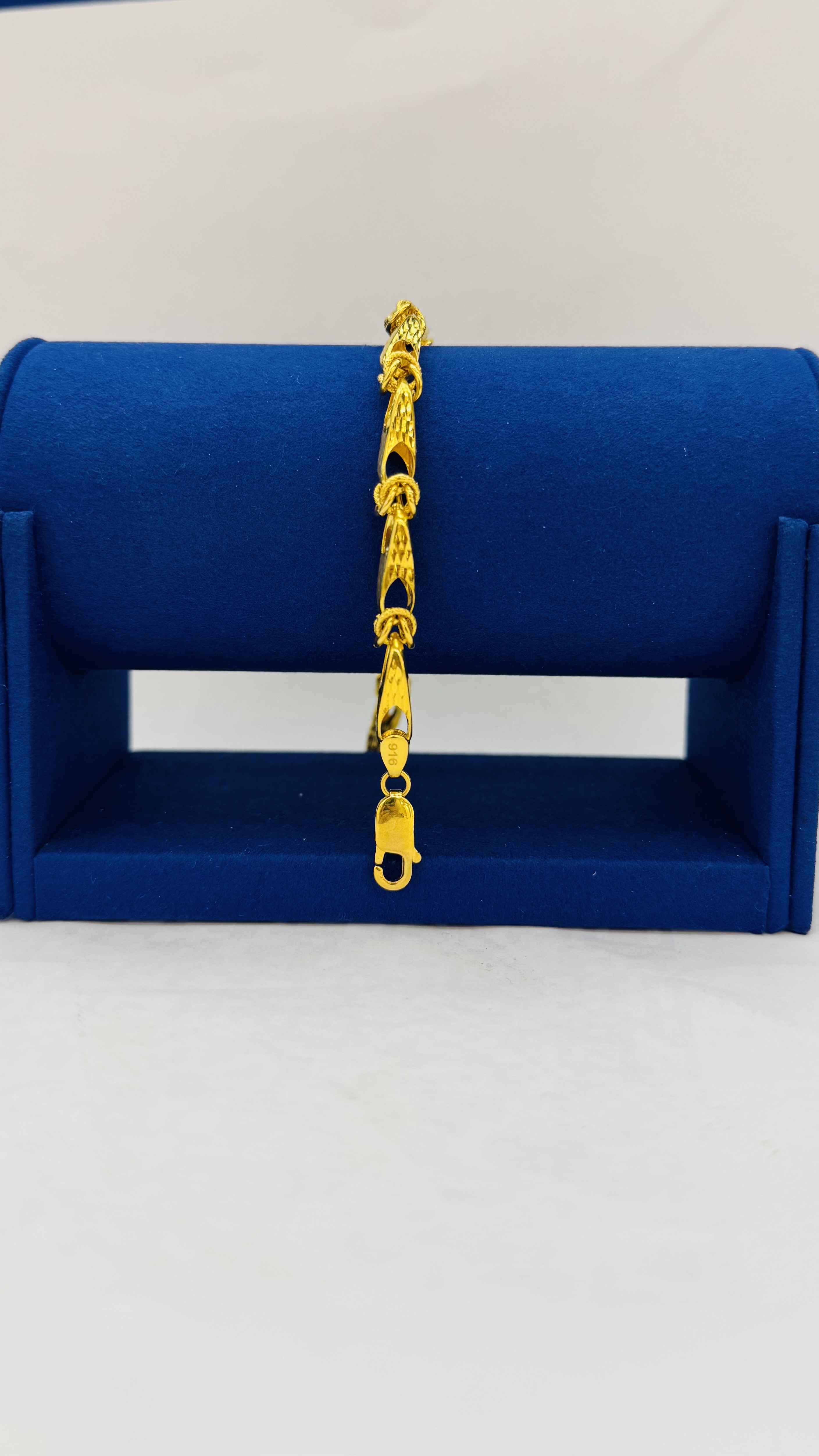 https://akirajewellery.com/product/Men%20Bracelet%2010.46g