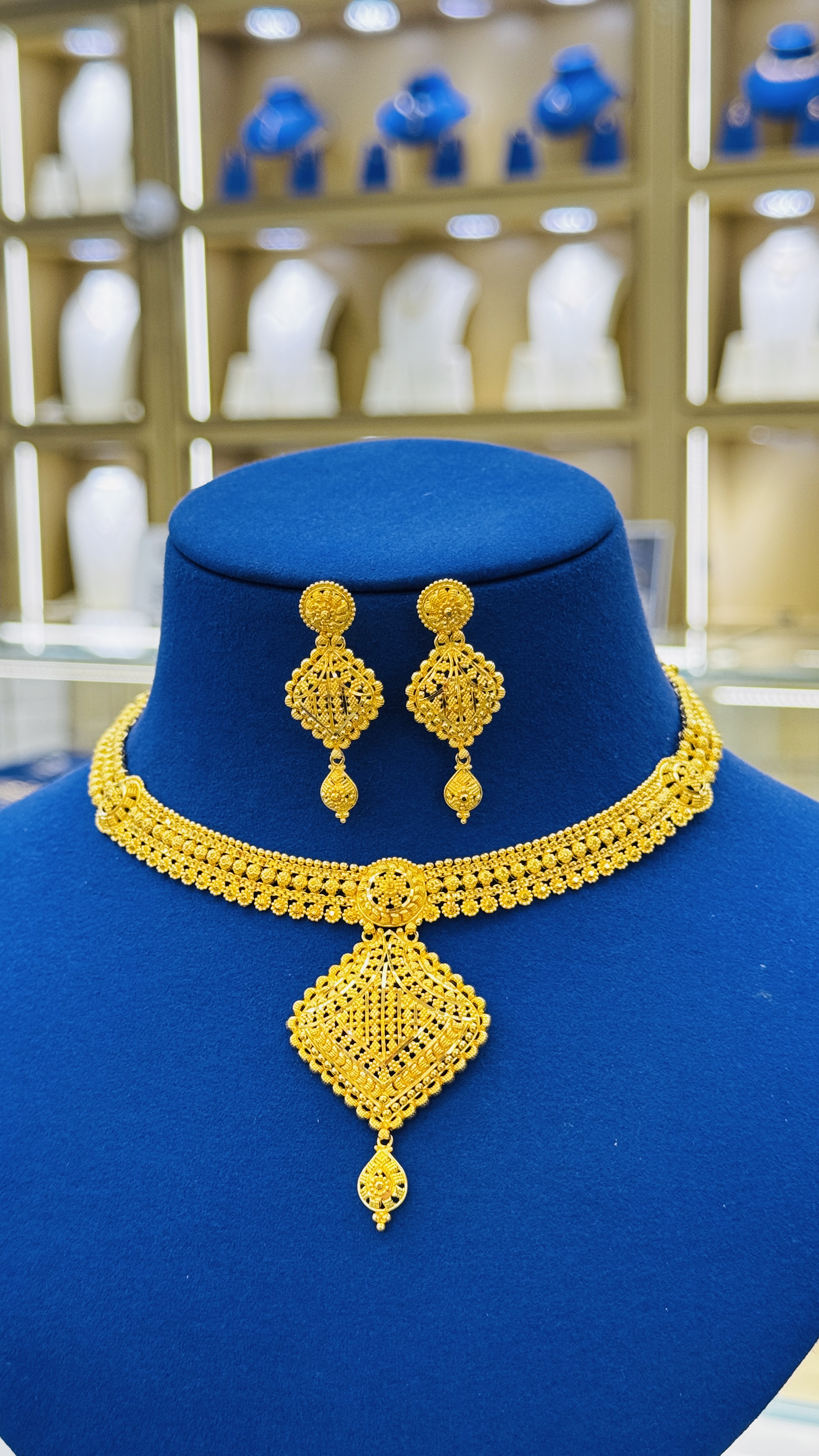 https://akirajewellery.com/product/Women%20Necklace%2032.57g