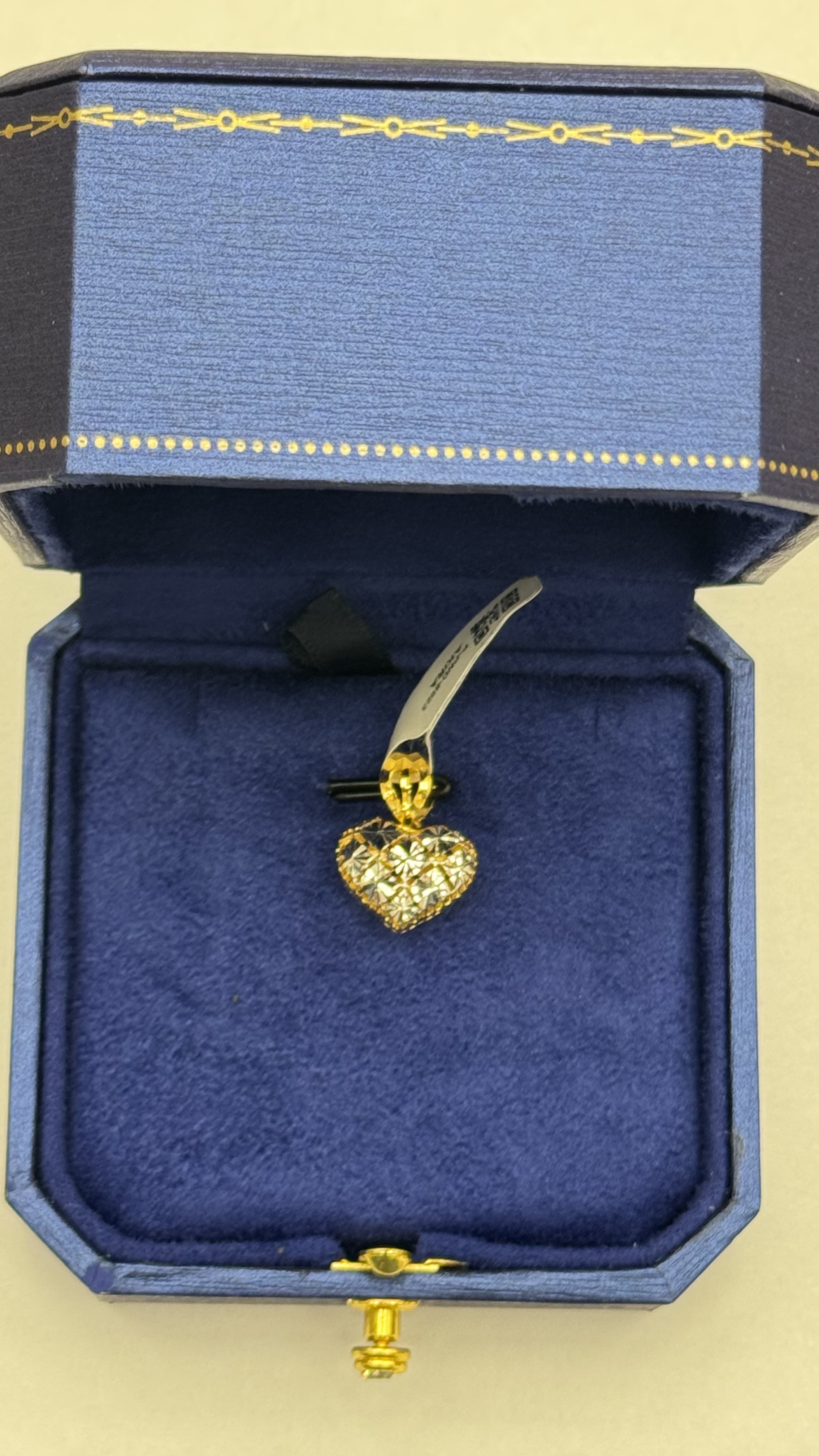 https://akirajewellery.com/product/Women%20Pendant%201.60g