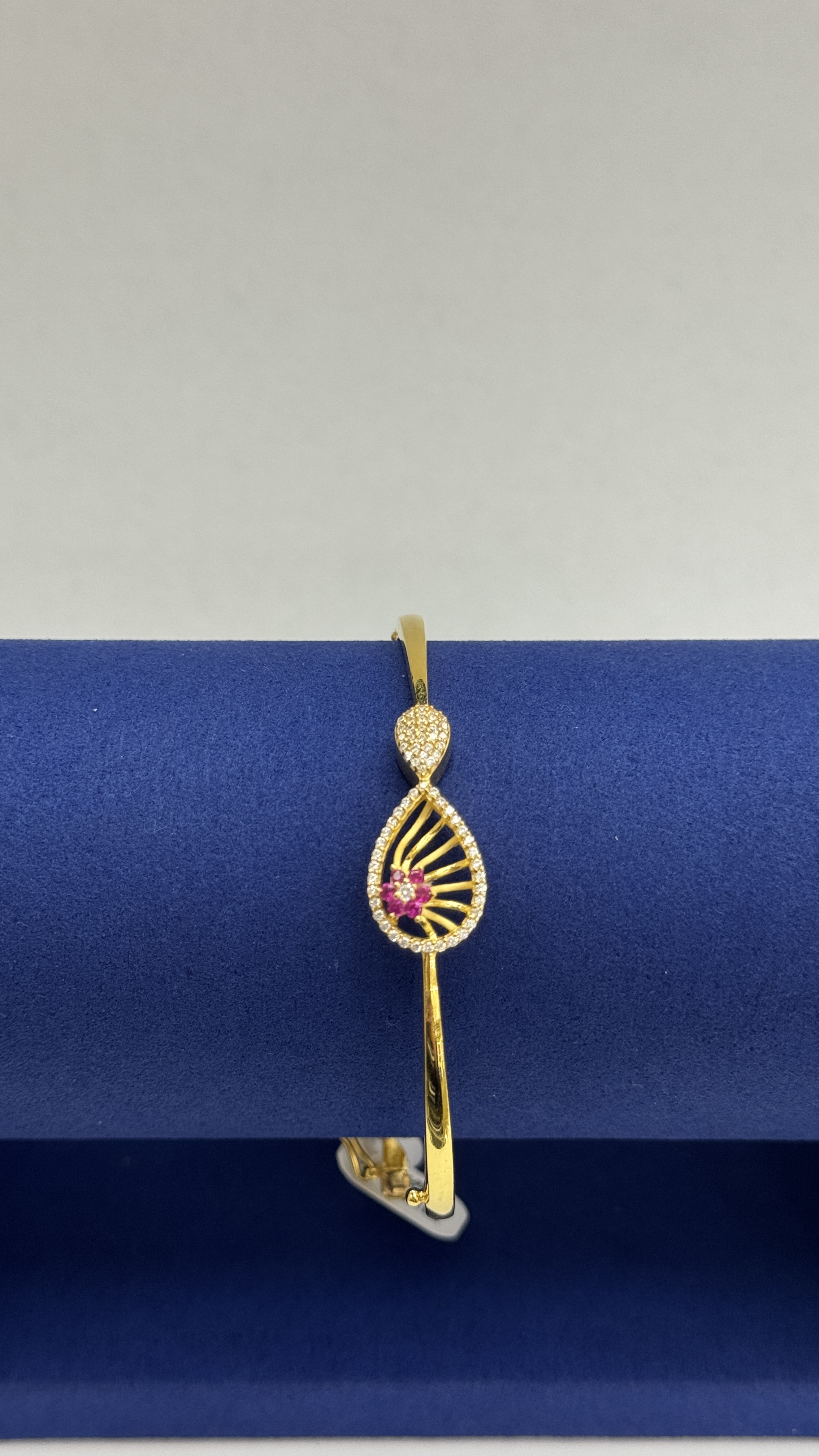 https://akirajewellery.com/product/Women%20bracelet%2011.34g