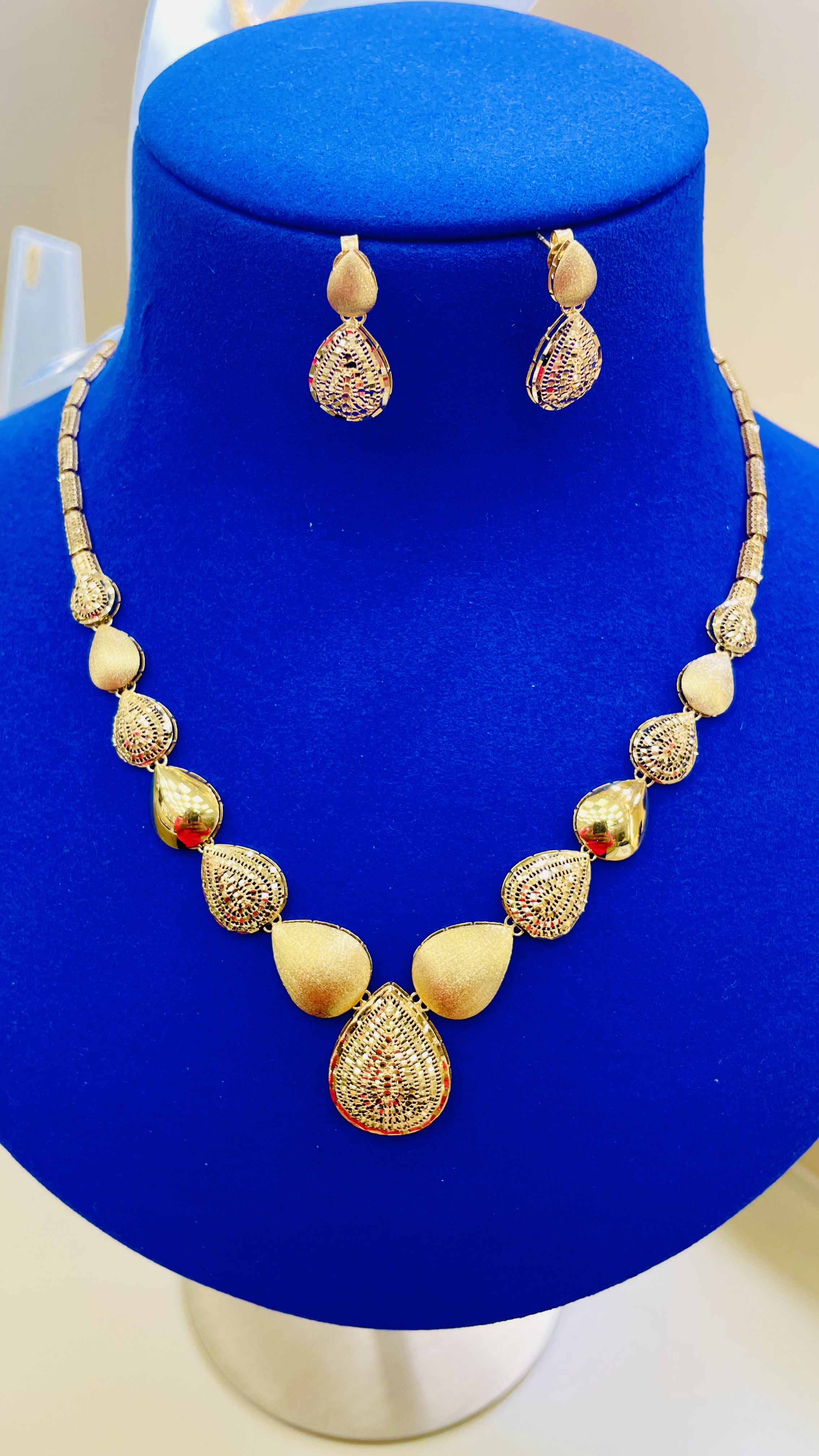 Women necklace 18.29 g