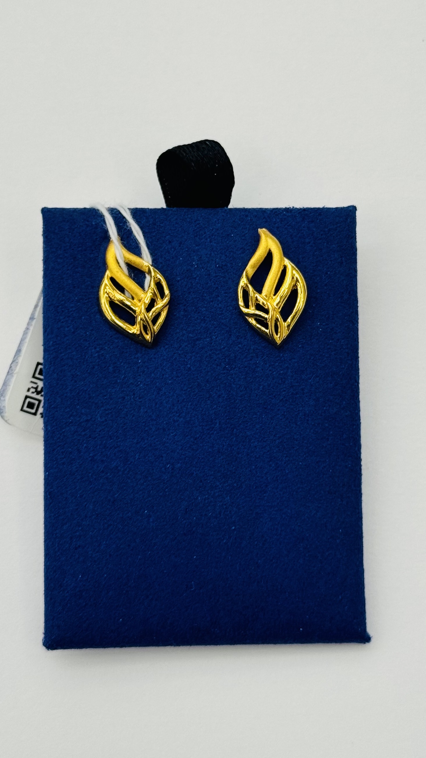 Women studs 2.40g