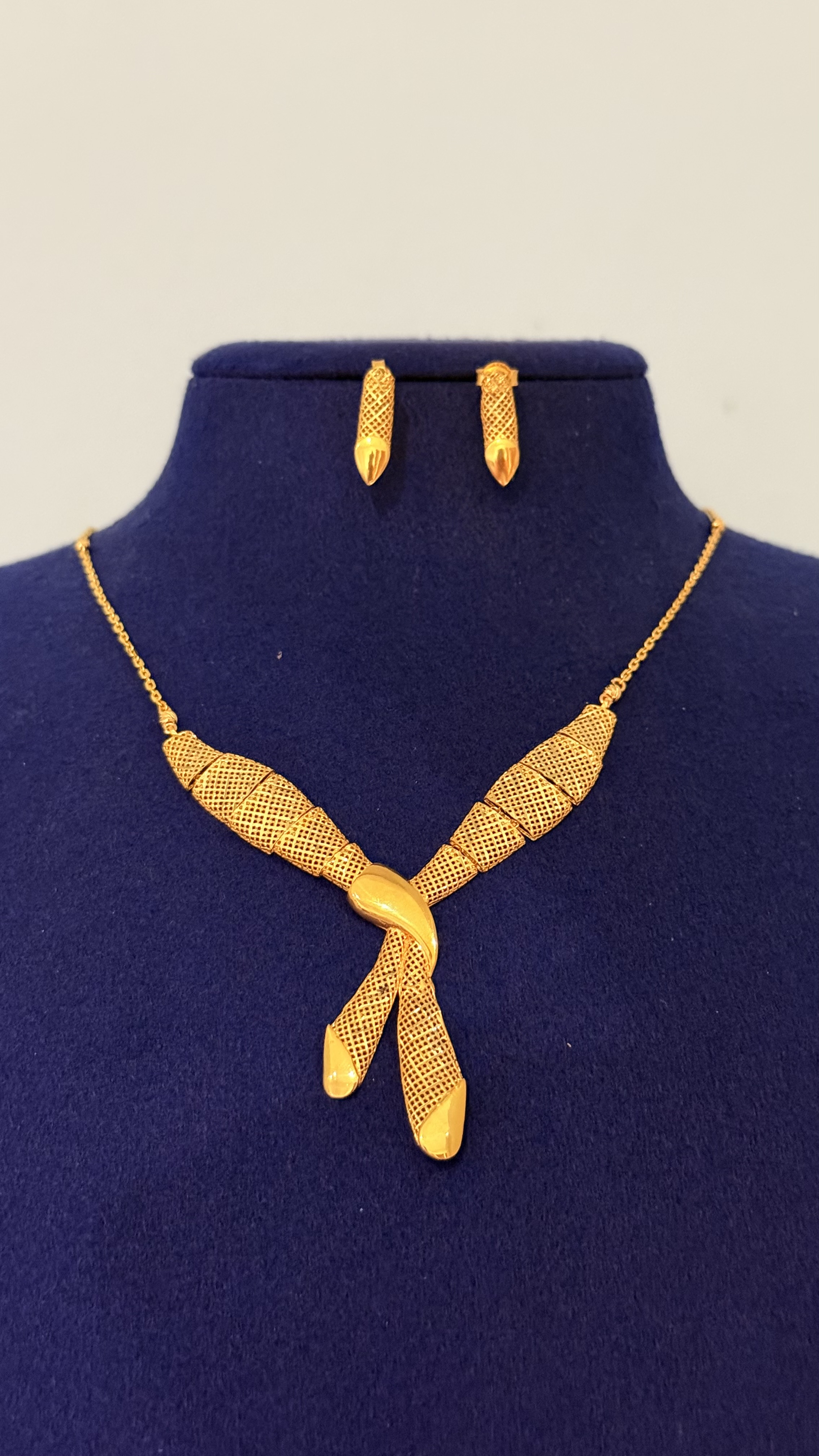 https://akirajewellery.com/product/Necklace