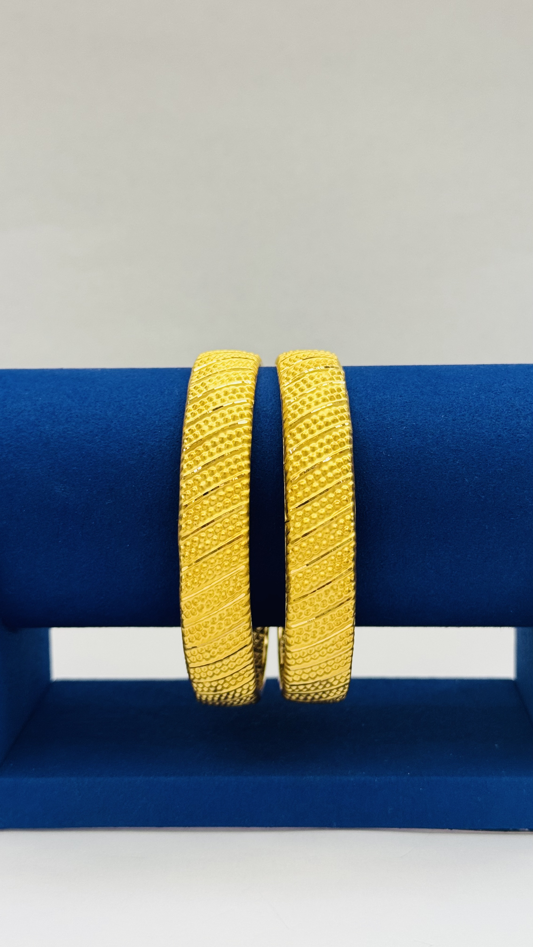 https://akirajewellery.com/product/Women%20Bangles%2021.92g