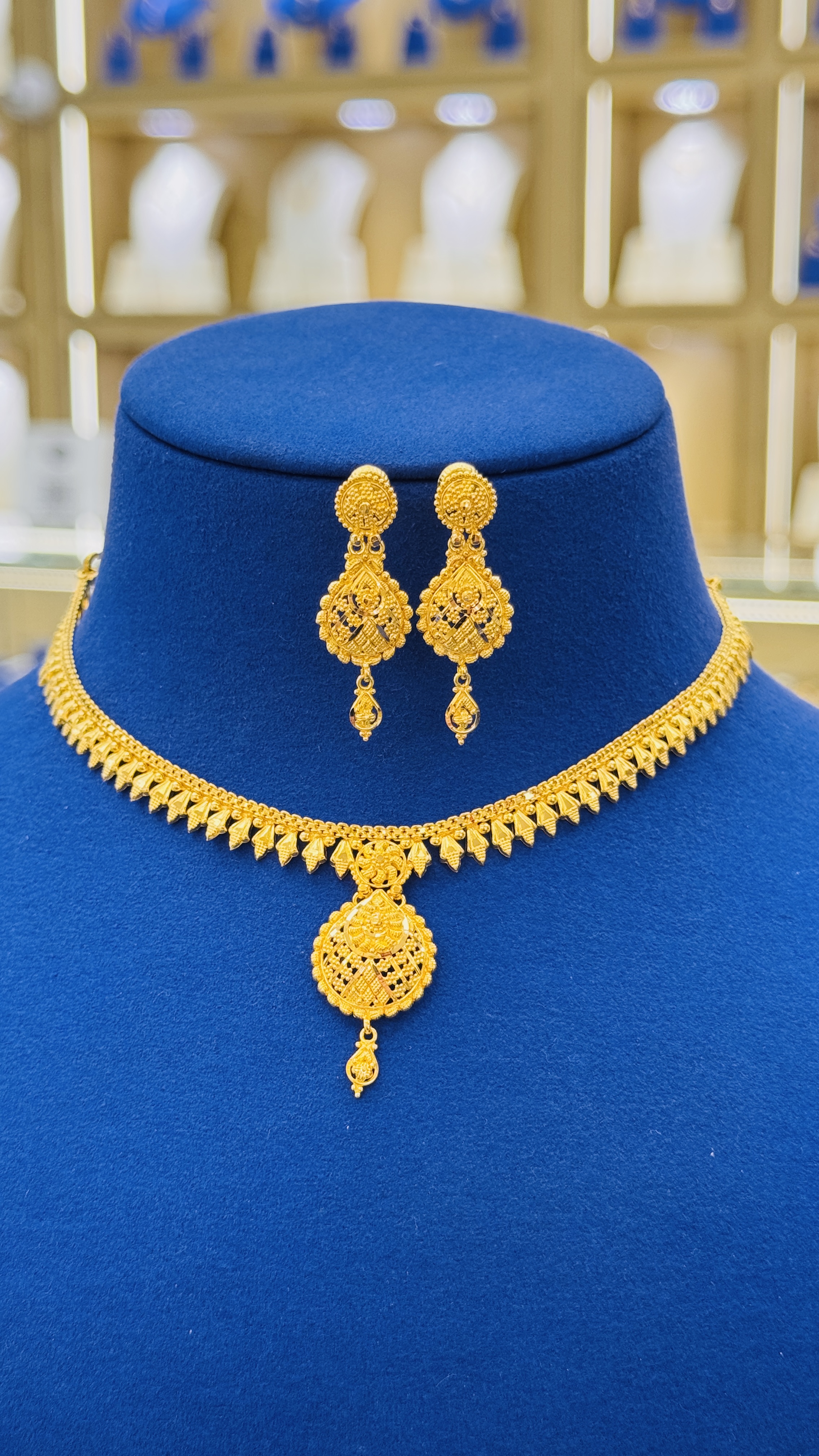 https://akirajewellery.com/product/Women%20Necklace%2017.21g