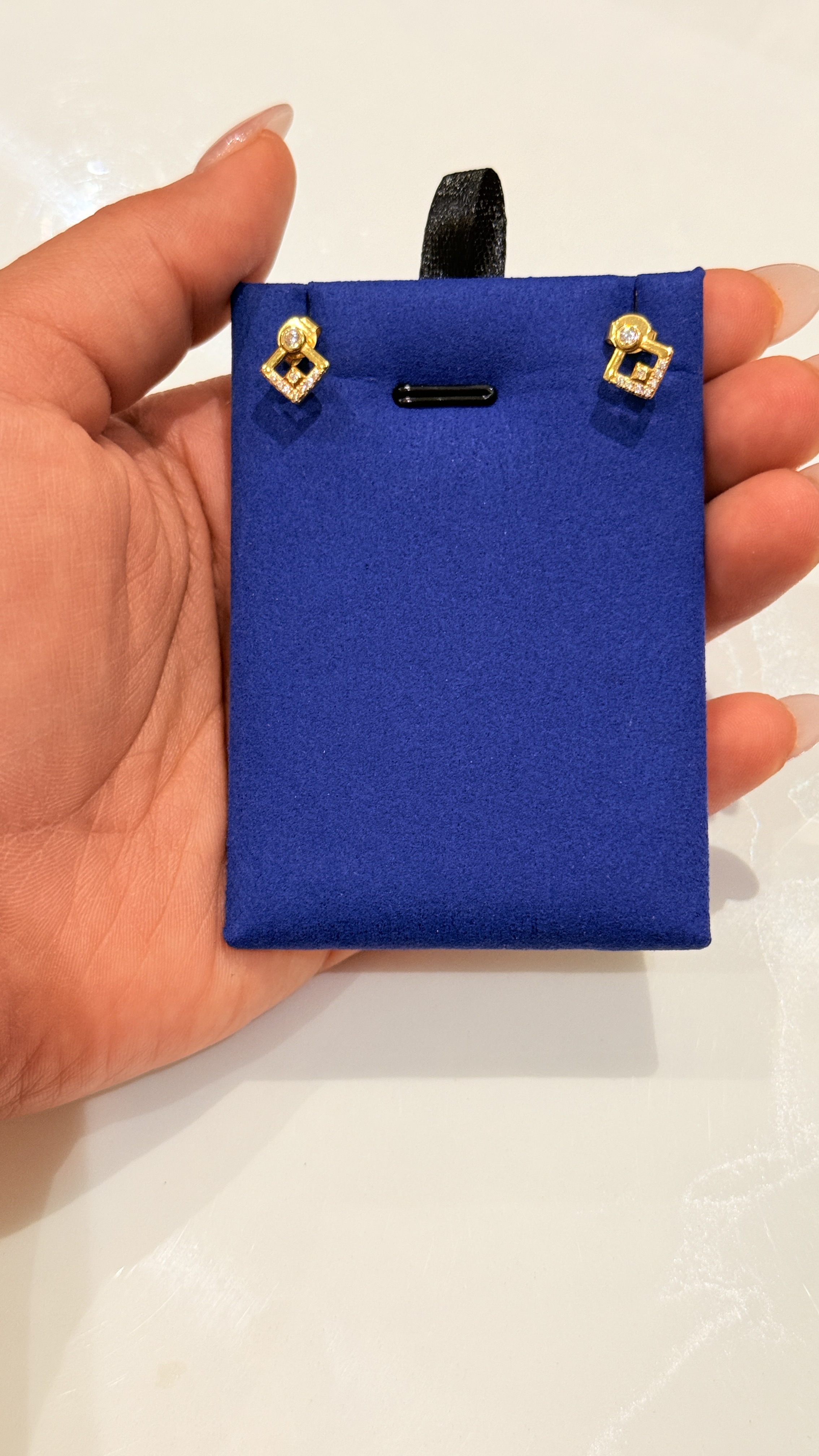 22 k gold  studs 2.020 g