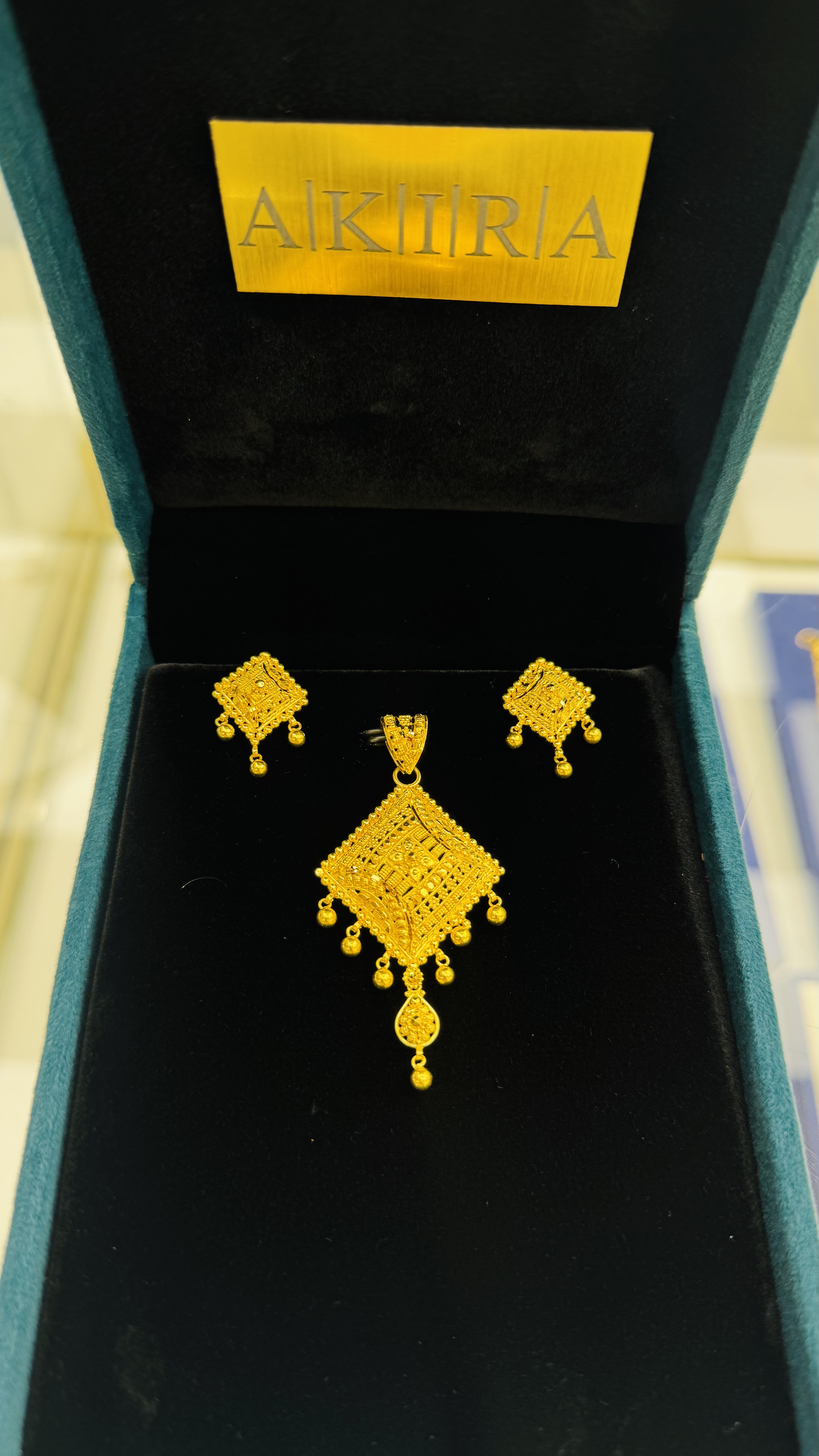 Women Pendant Set 12.70g
