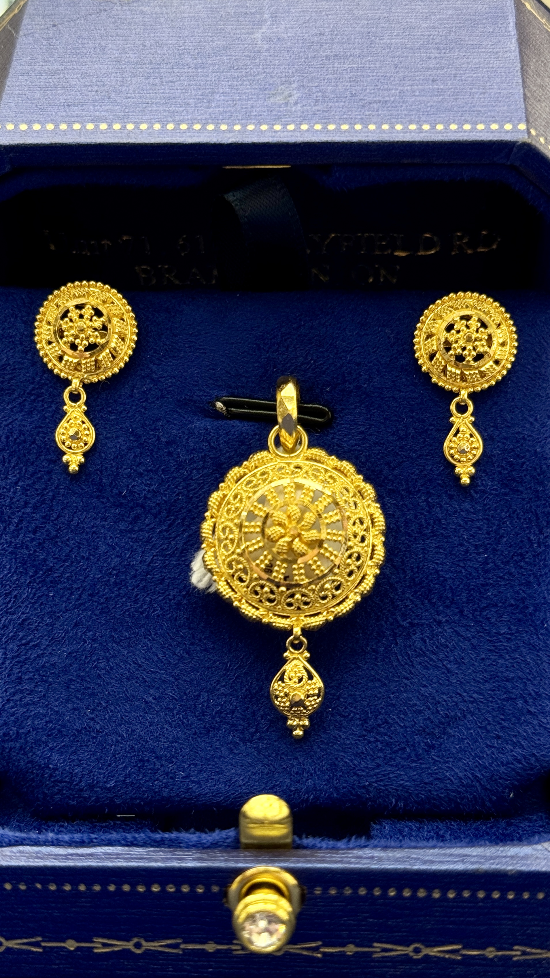 https://akirajewellery.com/product/Women%20pendant%20set%206.78g