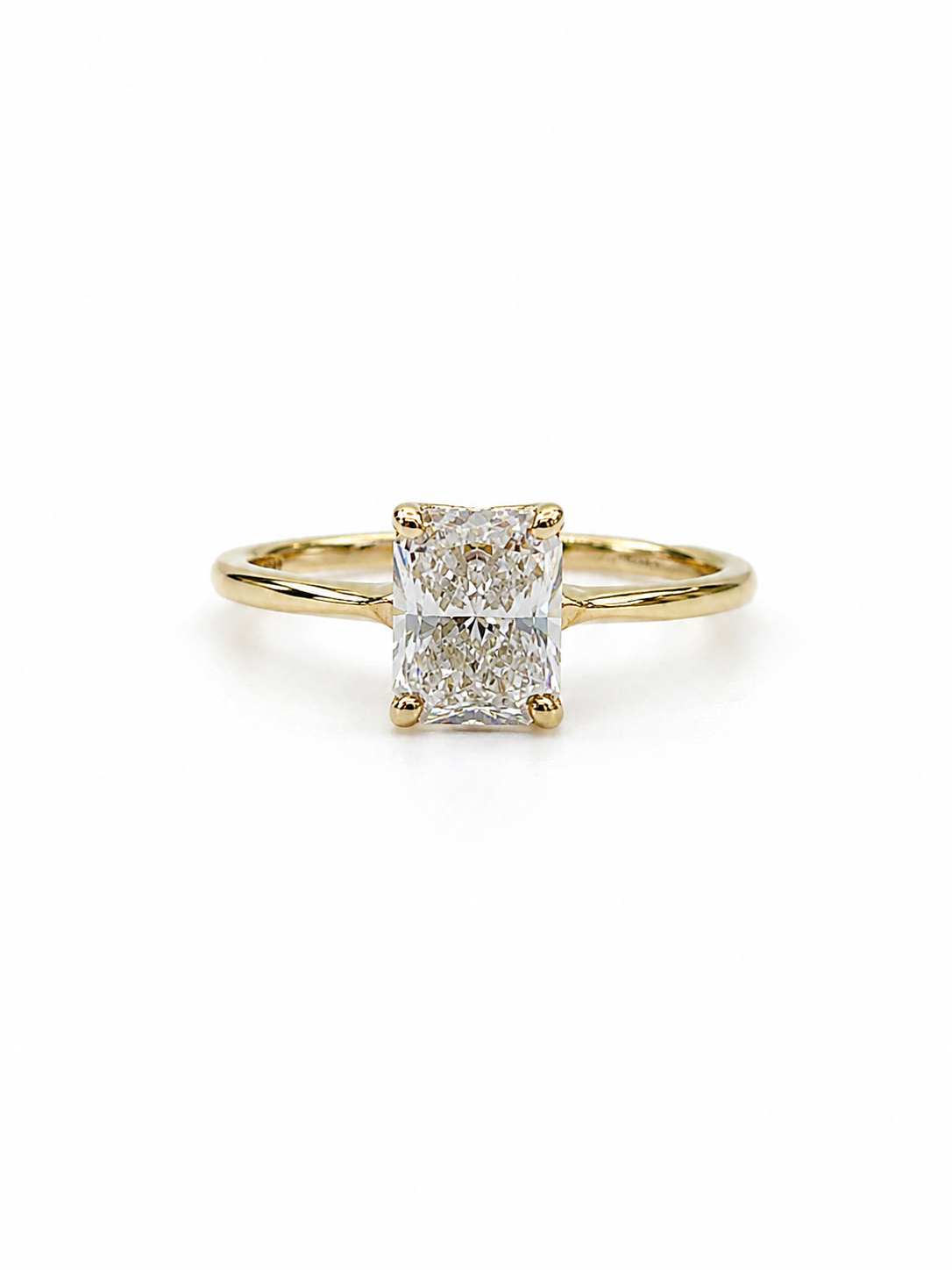 https://akirajewellery.com/product/Cut%20cornered%20rectangular%20Diamond%20Ring