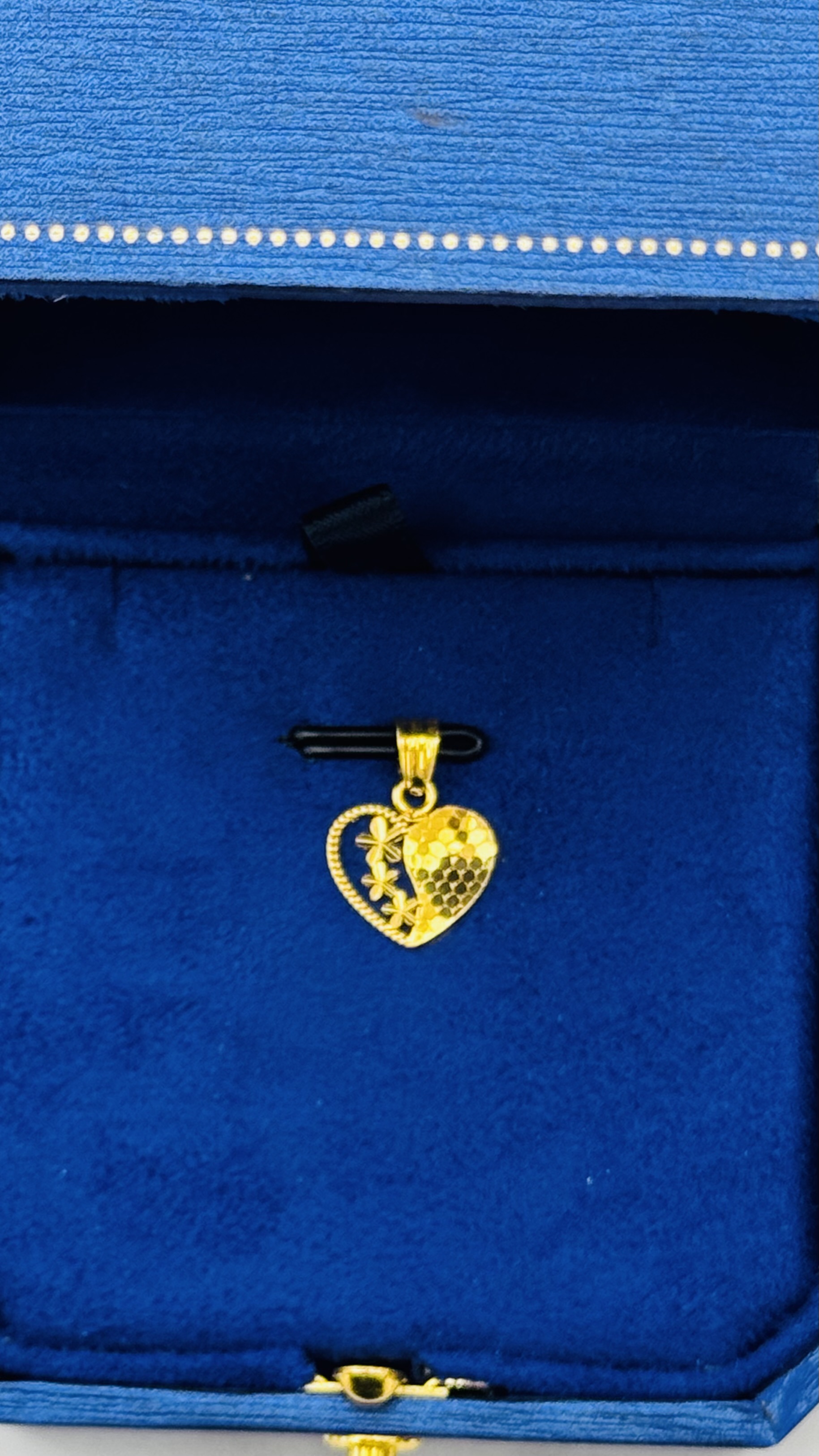 https://akirajewellery.com/product/Women%20pendant%201.05