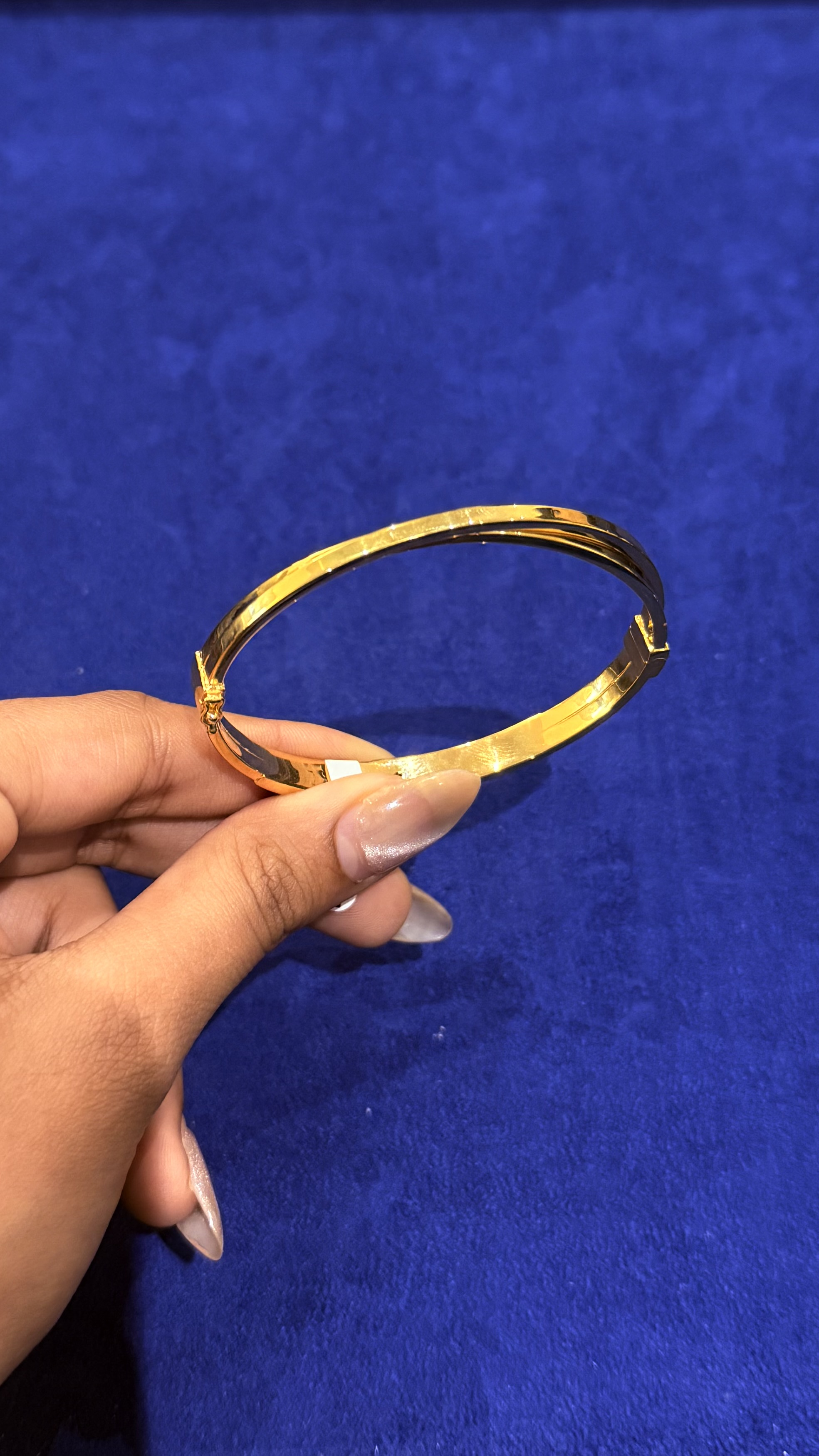 https://akirajewellery.com/product/PLAIN%20WOMEN%20GOLDBRACELET