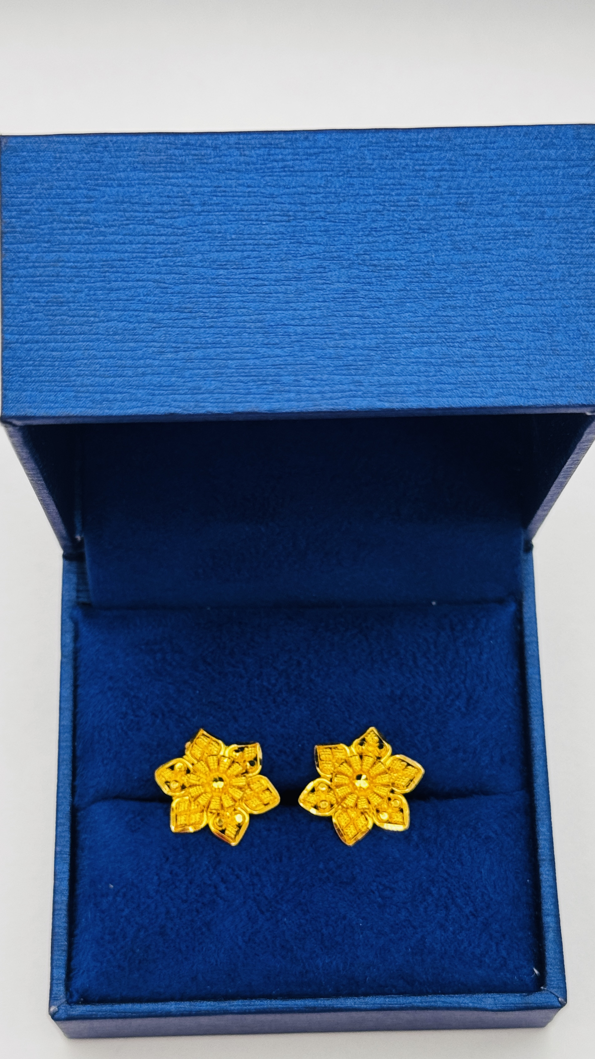 https://akirajewellery.com/product/Women%20Stud%203.89g