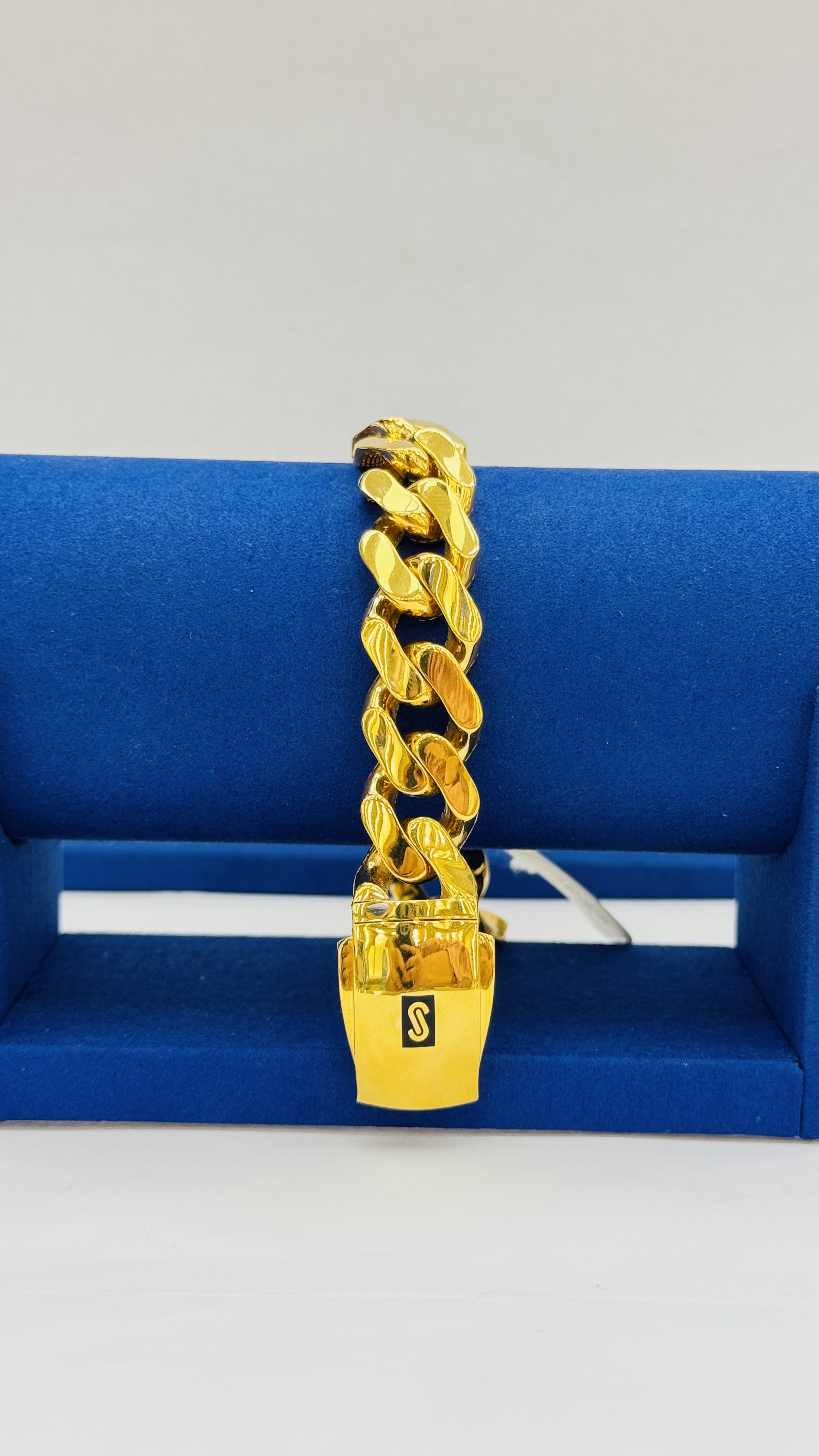 https://akirajewellery.com/product/Men%20Bracelet%2035.10g