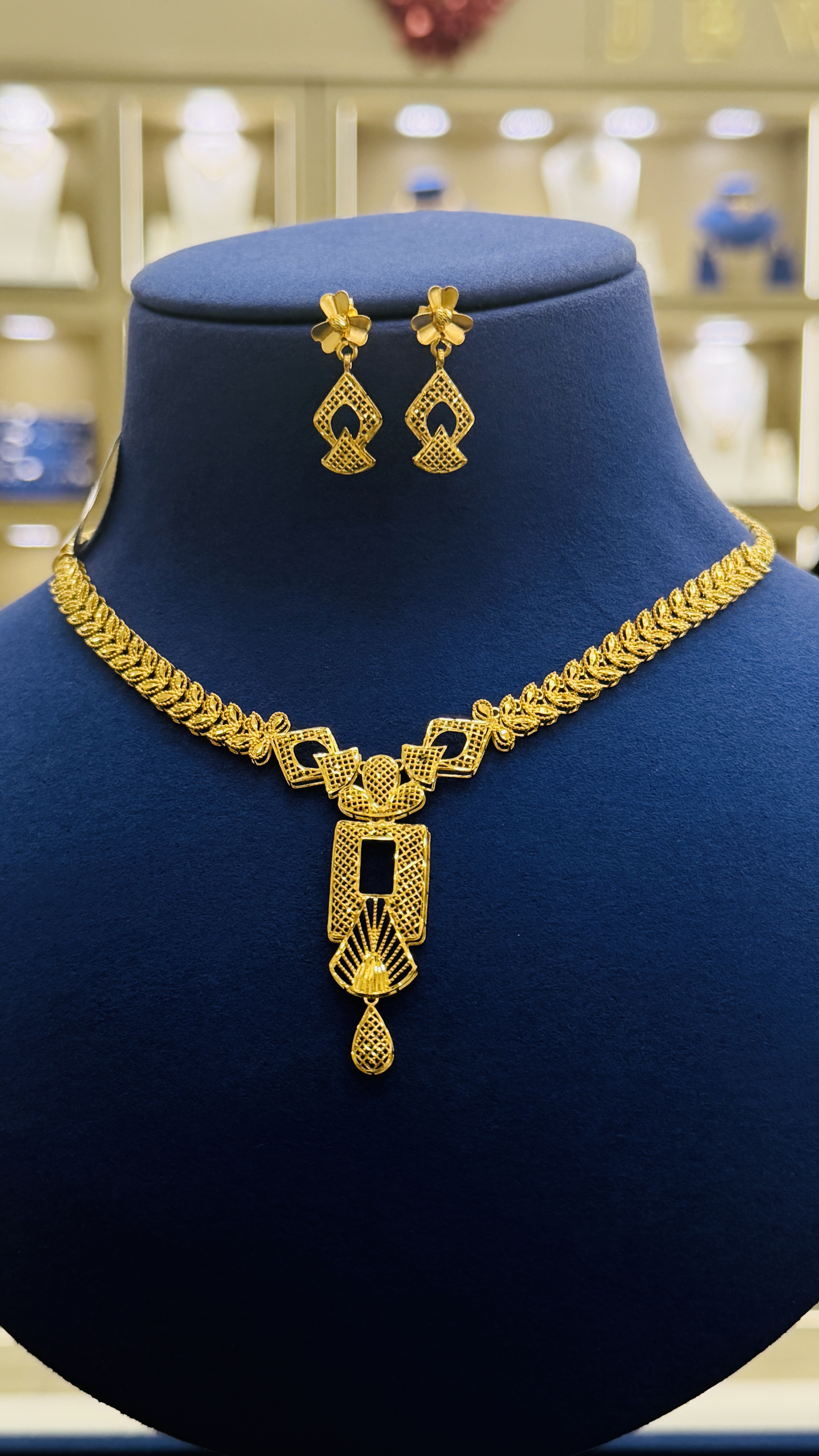 https://akirajewellery.com/product/Women%20necklace%2015.05