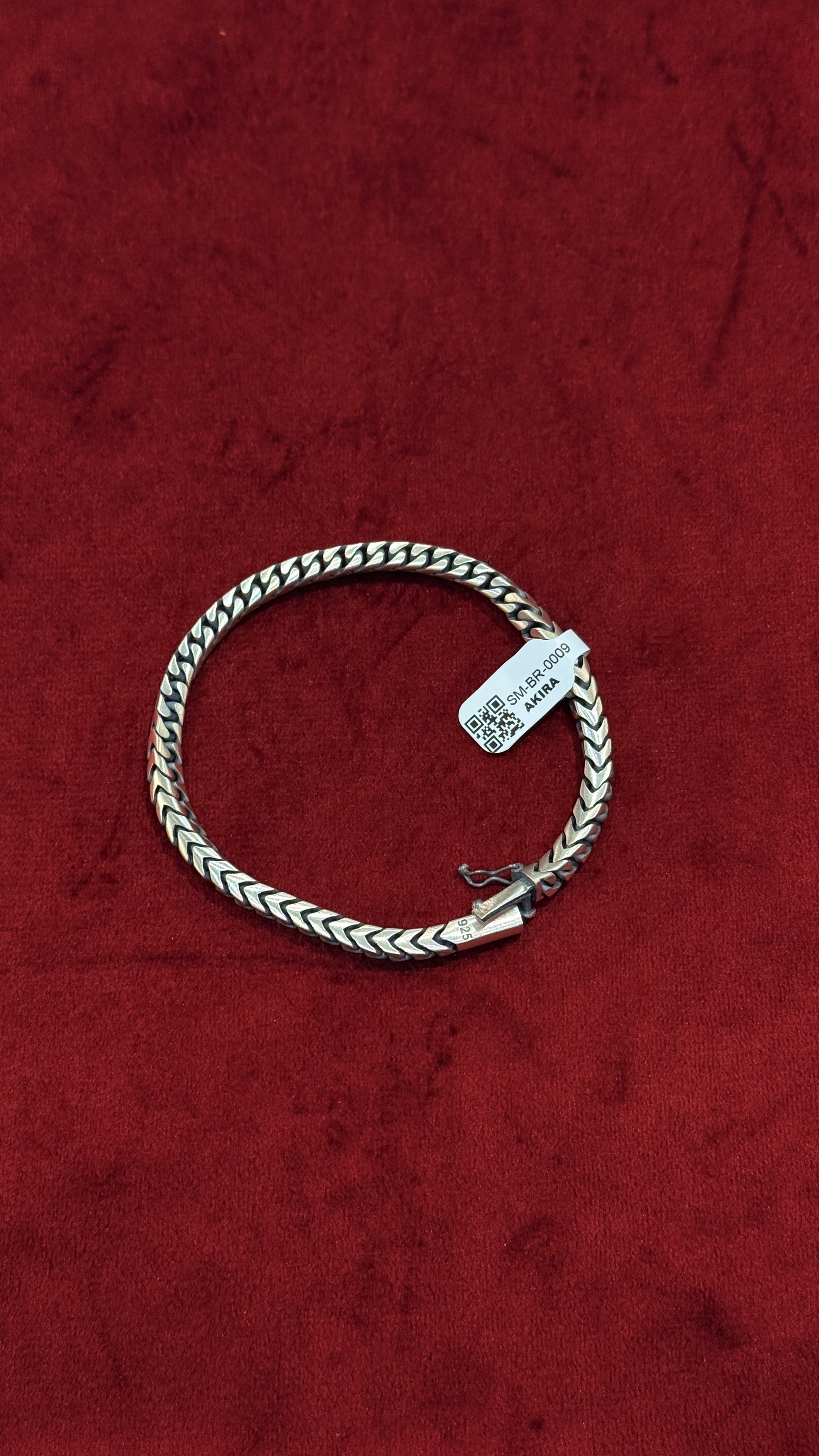 https://akirajewellery.com/product/THIN%20CUBIC%20SILVER%20BRACELET