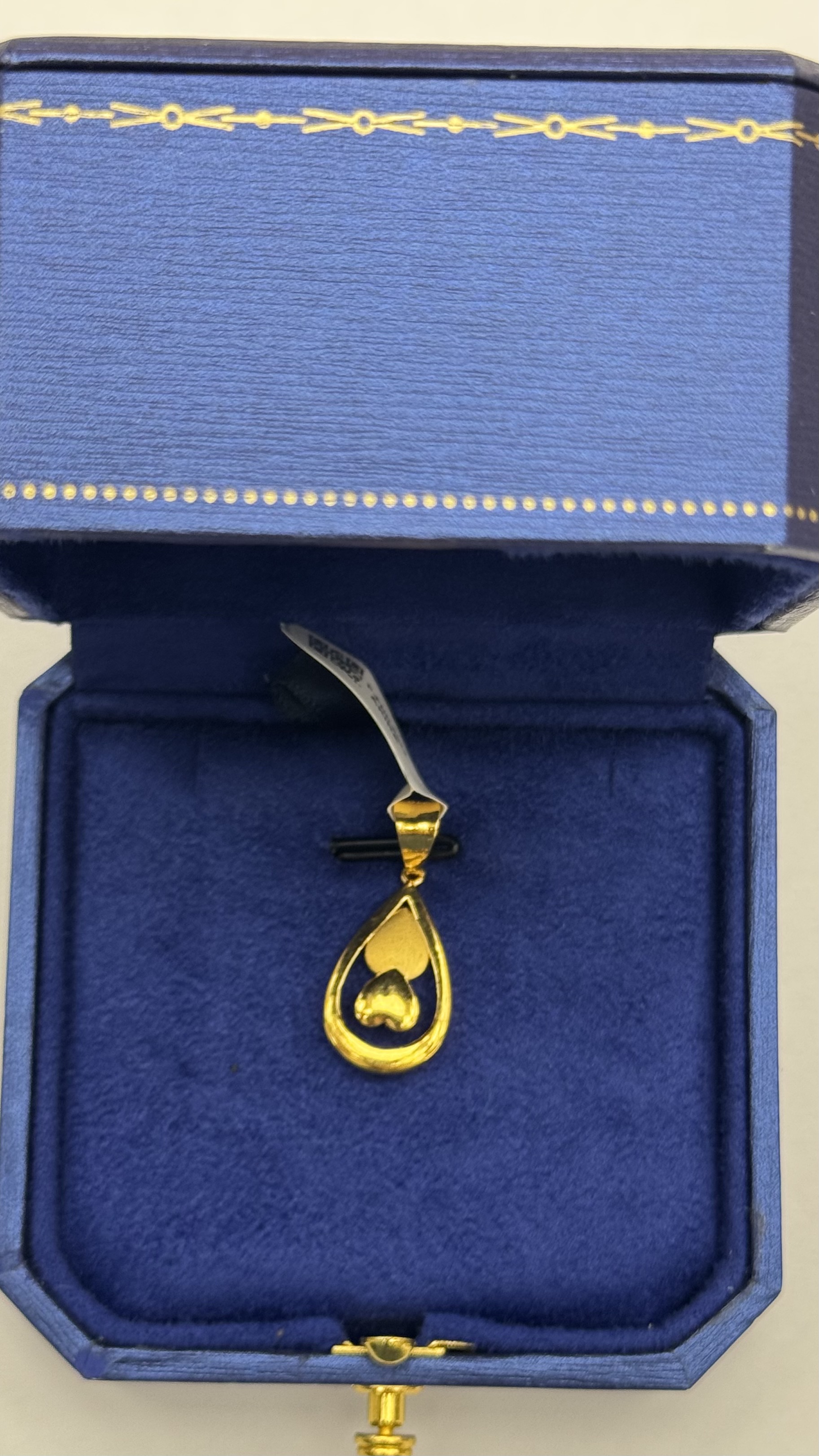 https://akirajewellery.com/product/Women%20Pendant%201.82g