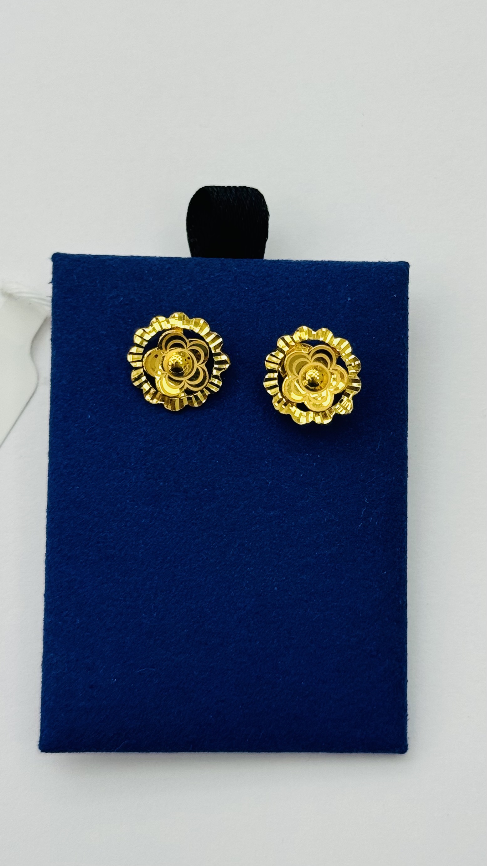 Women studs 2.33g