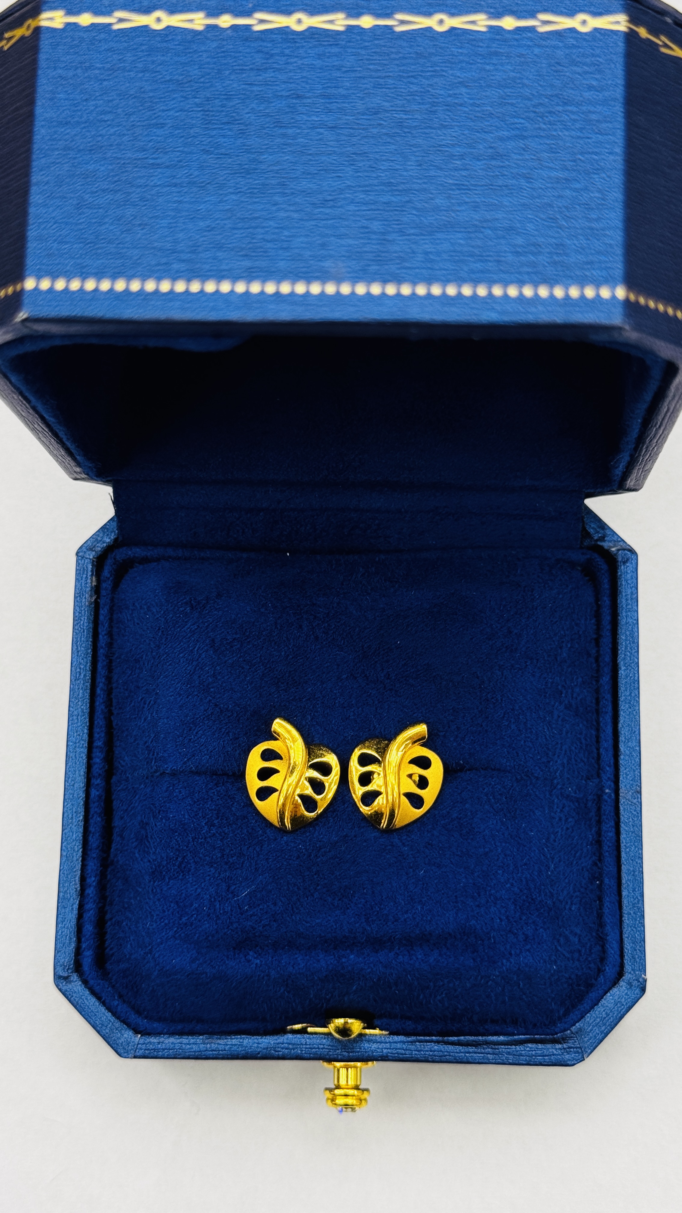 Women Studs 4.00g