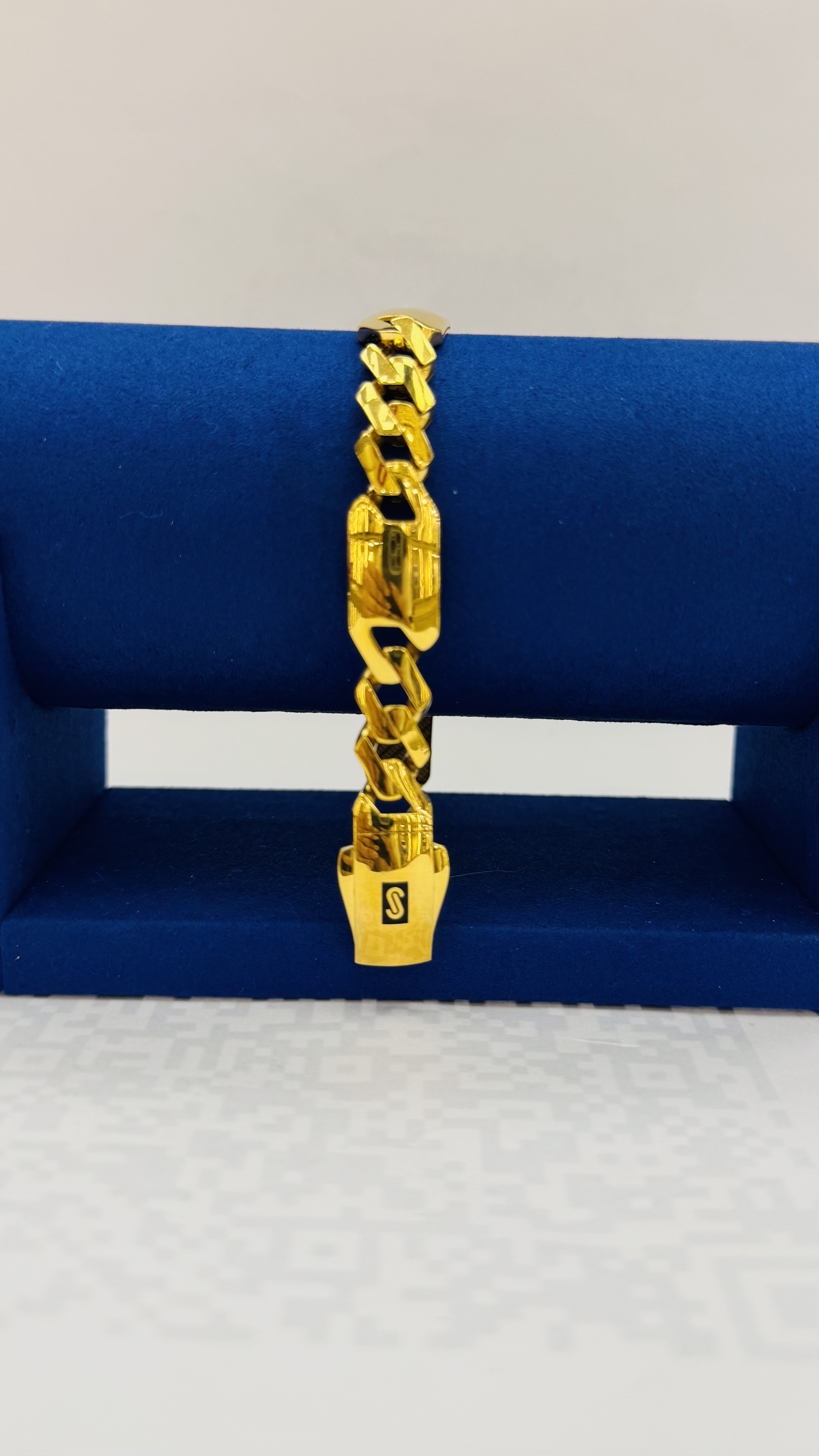 https://akirajewellery.com/product/Men%20Bracelet%2019.69g