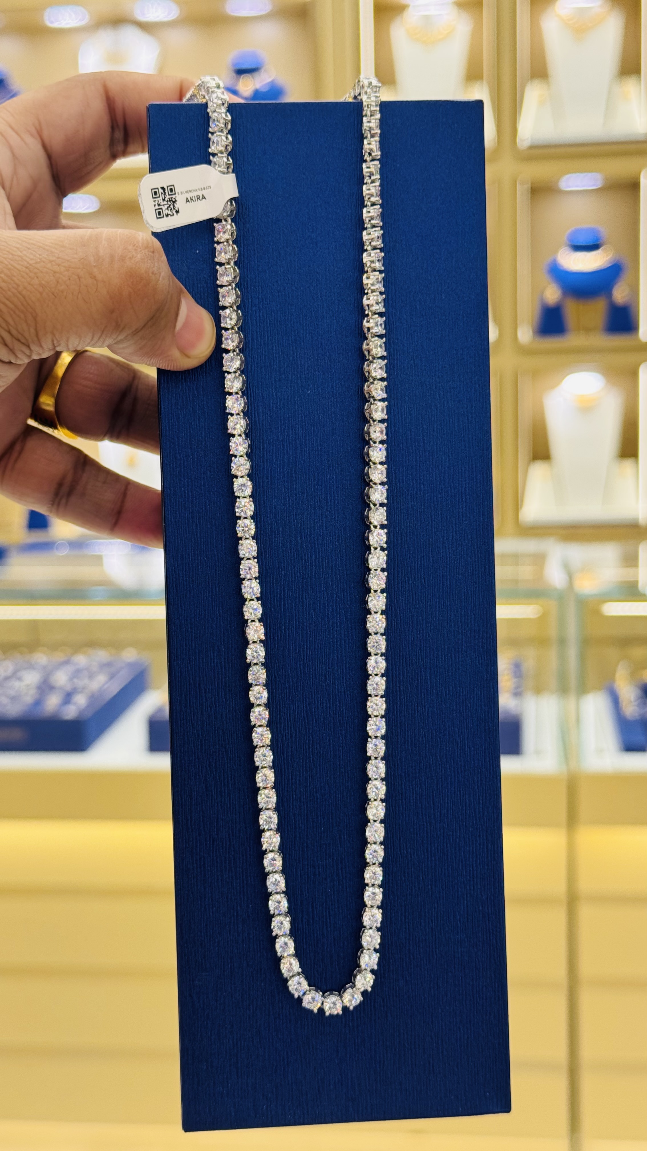 https://akirajewellery.com/product/MEN%20ICEOUT%20SILVER%20CHAIN%2038.567