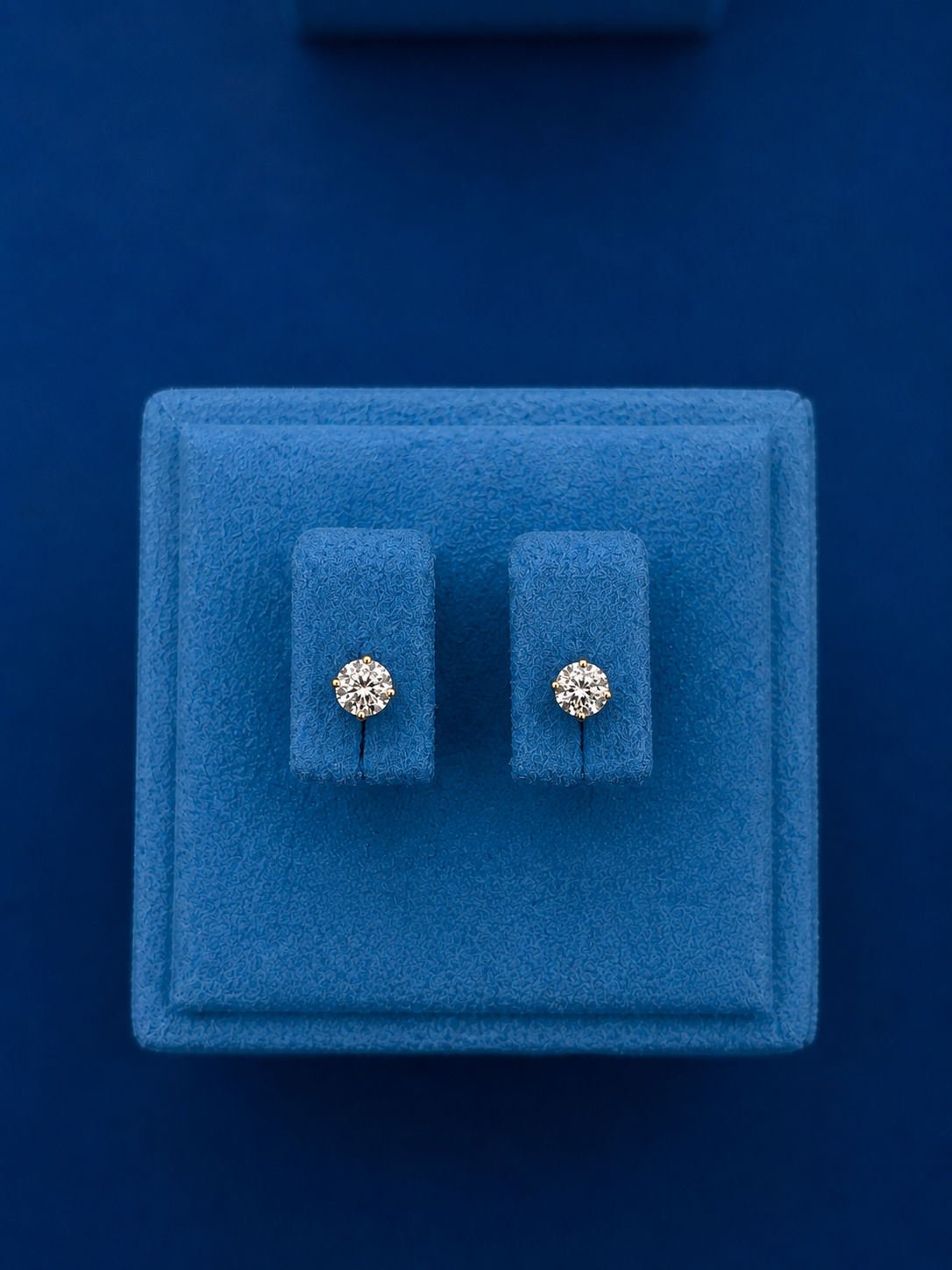 https://akirajewellery.com/product/Diamond%20Studs