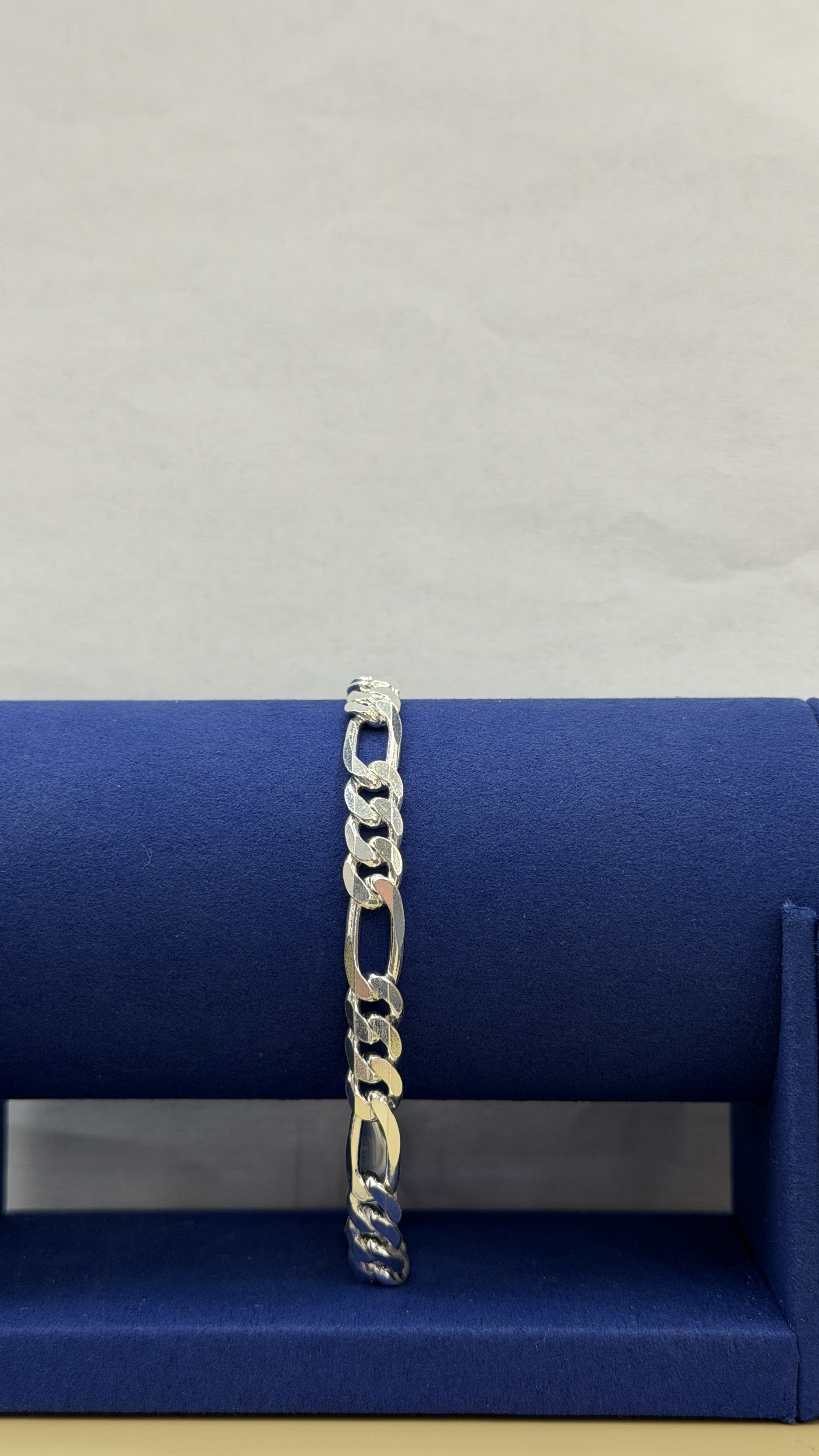 https://akirajewellery.com/product/Men%20Bracelets%2017.26g