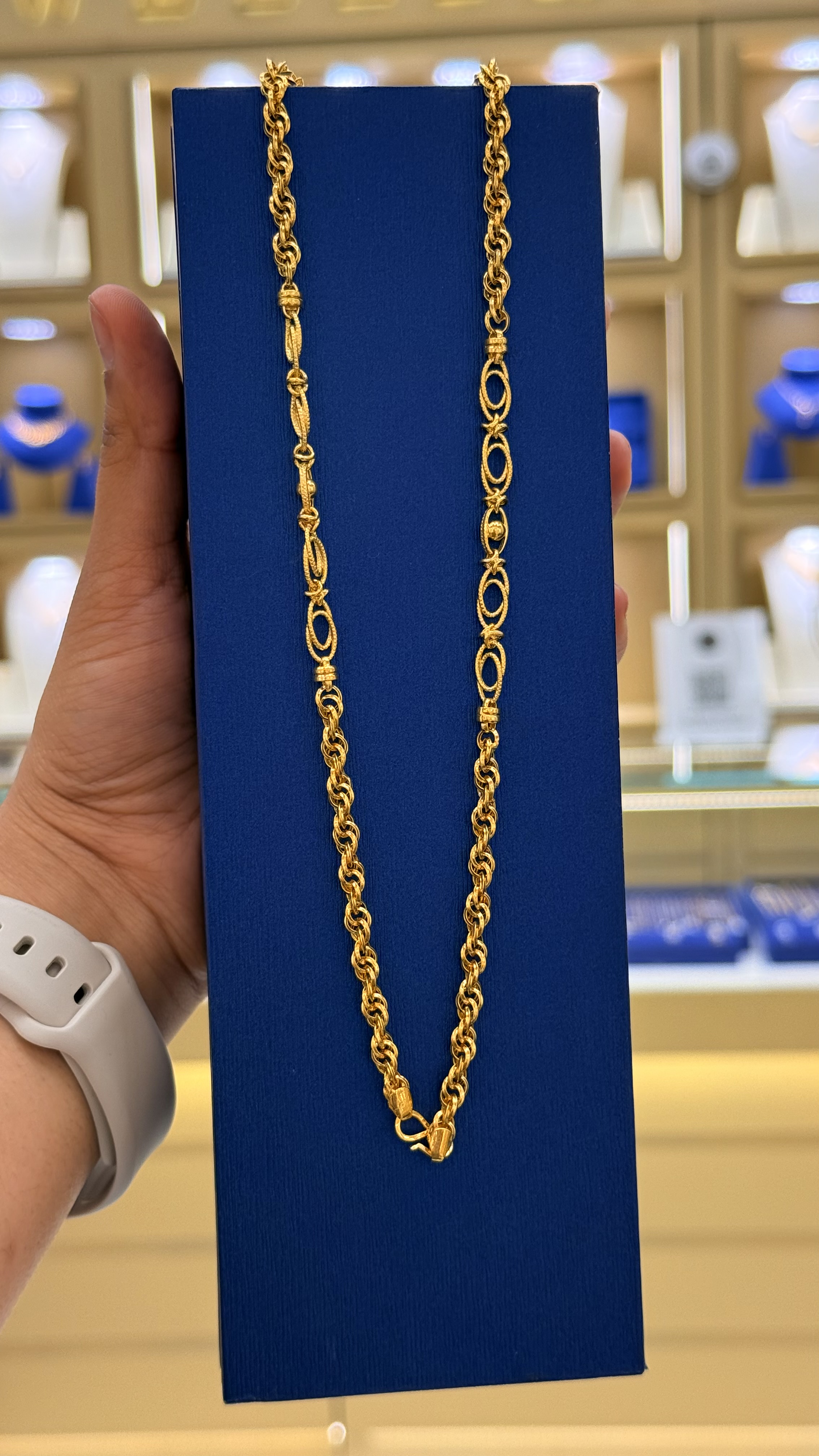 https://akirajewellery.com/product/Men%20chain