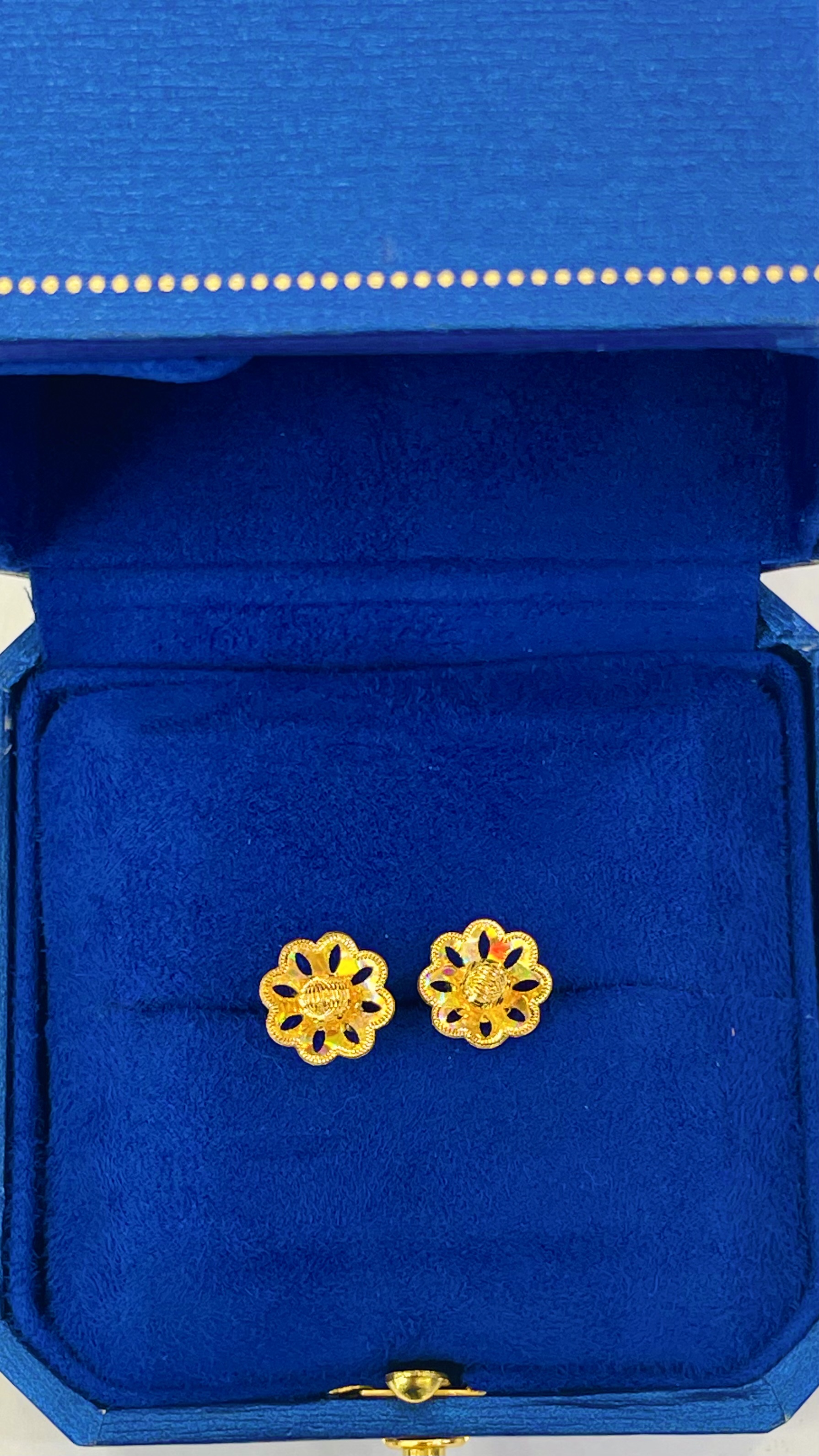 https://akirajewellery.com/product/Women%20Studs%201.92g