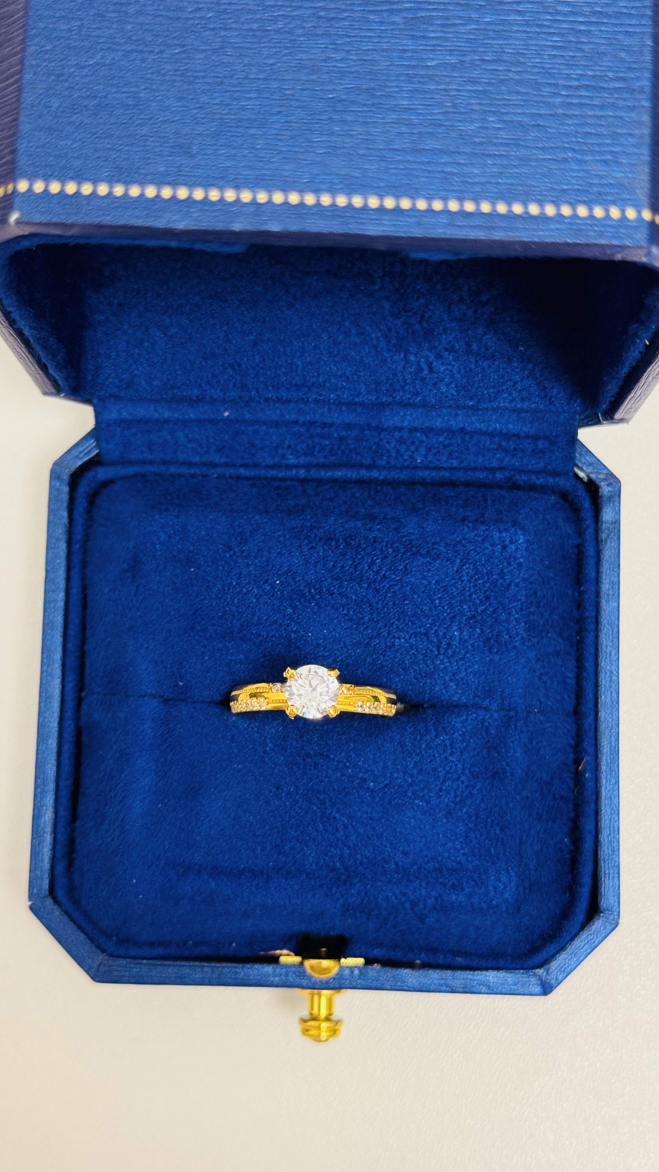 https://akirajewellery.com/product/Women%20Ring%202.43g