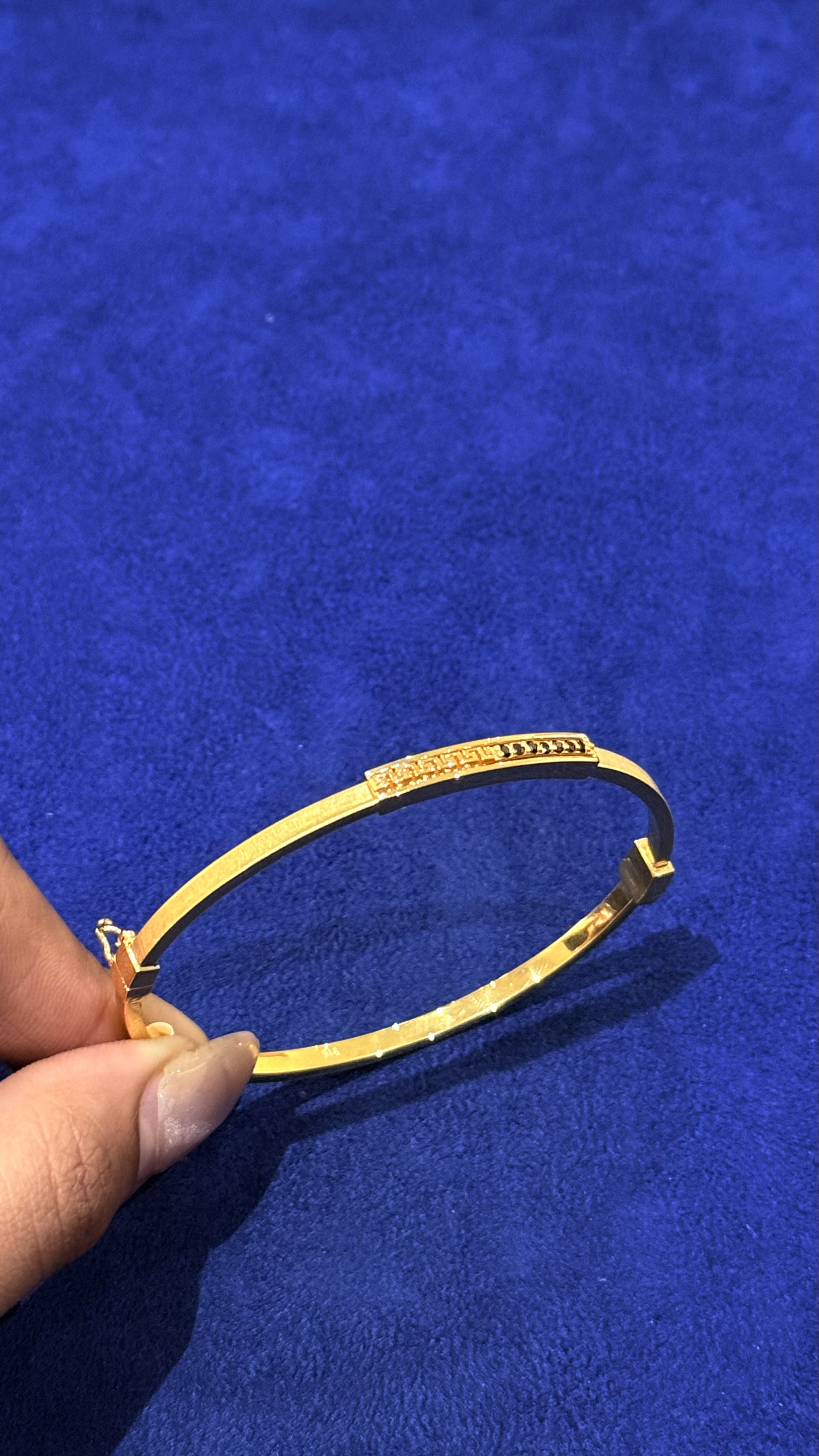 https://akirajewellery.com/product/SOLID%20DESIGNER%20WOMEN%20BRACELET