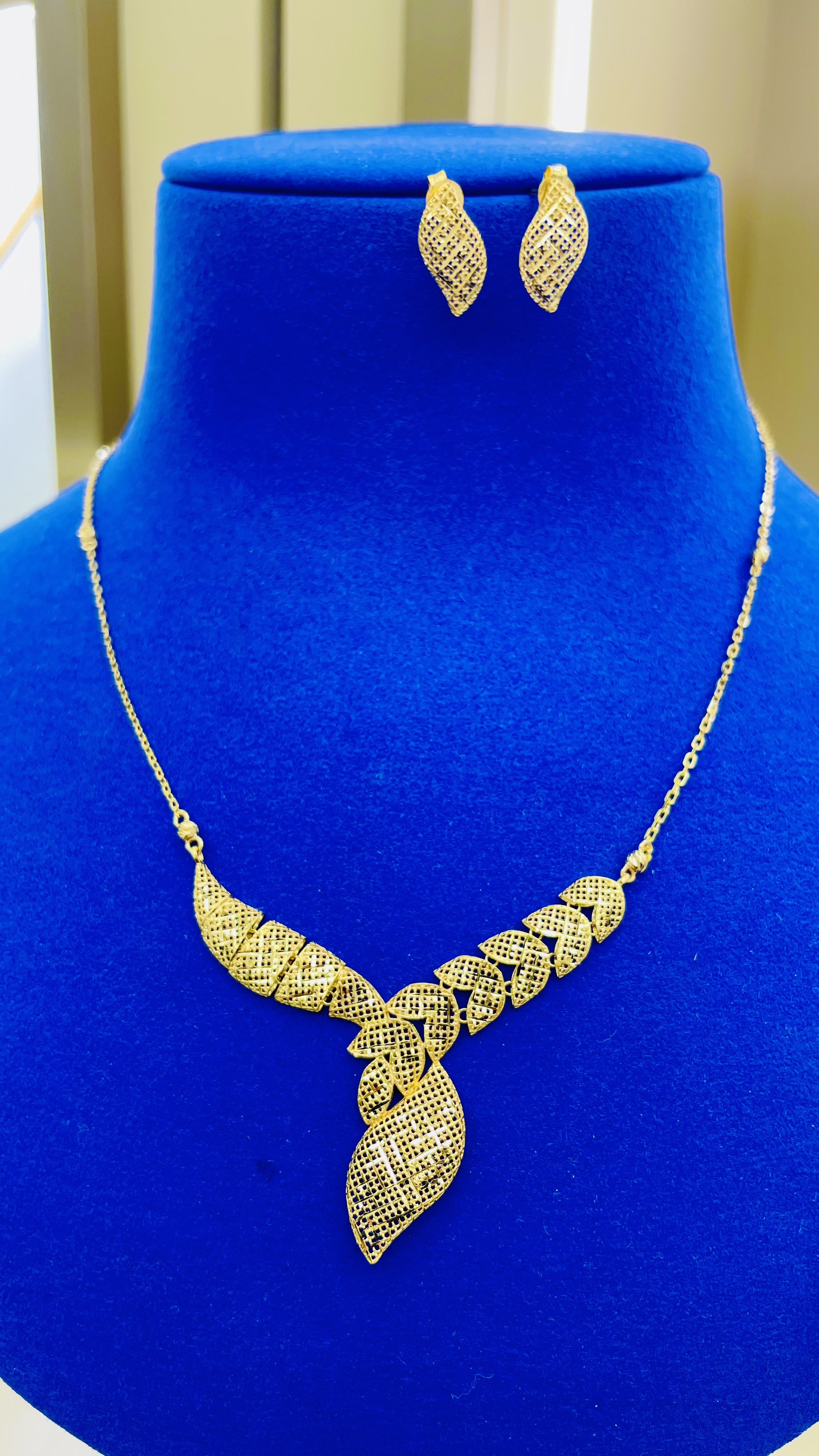 https://akirajewellery.com/product/Women%20necklace%207.13%20grams
