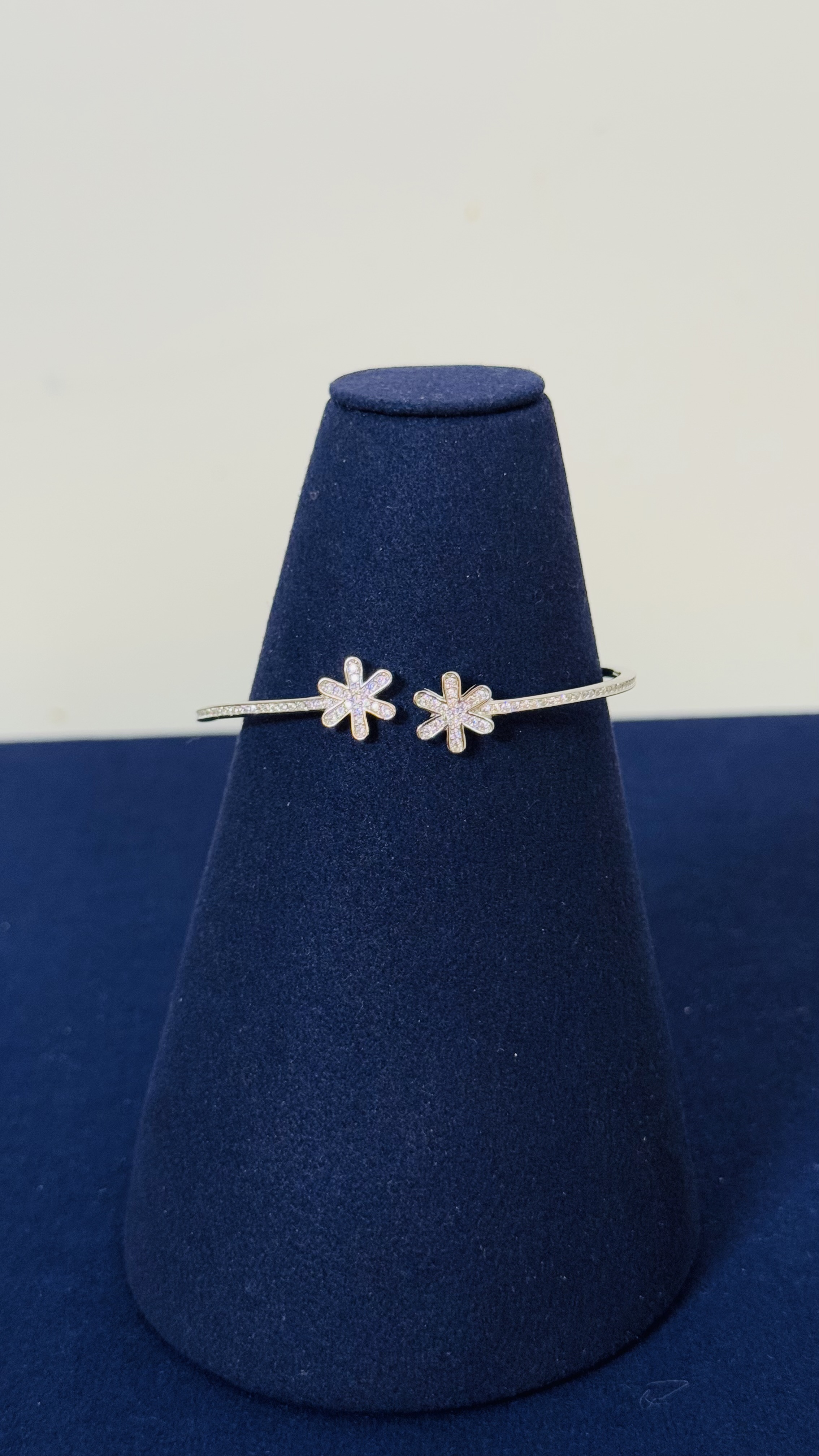 https://akirajewellery.com/product/Mini%20Flowers%20Sterling%20Silver%20Bracelet