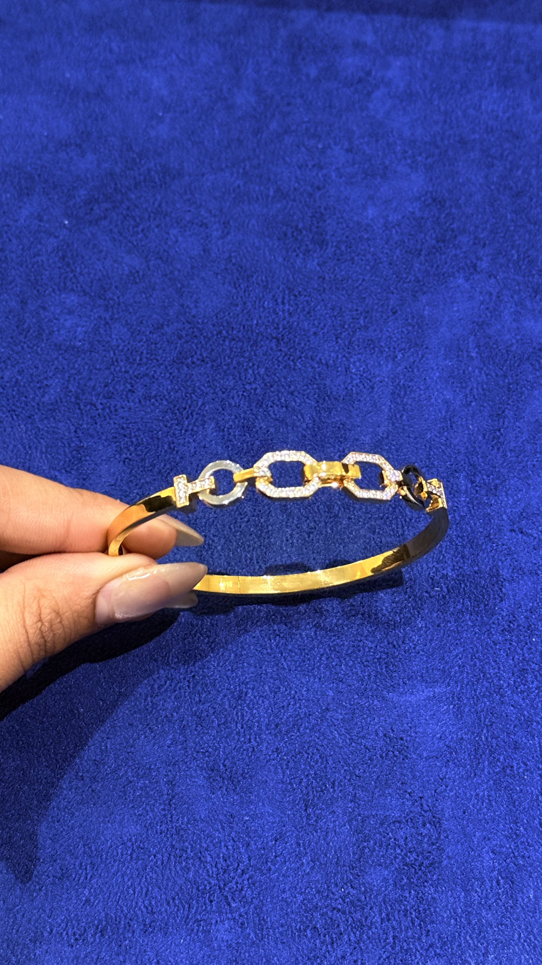 https://akirajewellery.com/product/LINKED%20SQUARE%20WOMEN%20BRACELET