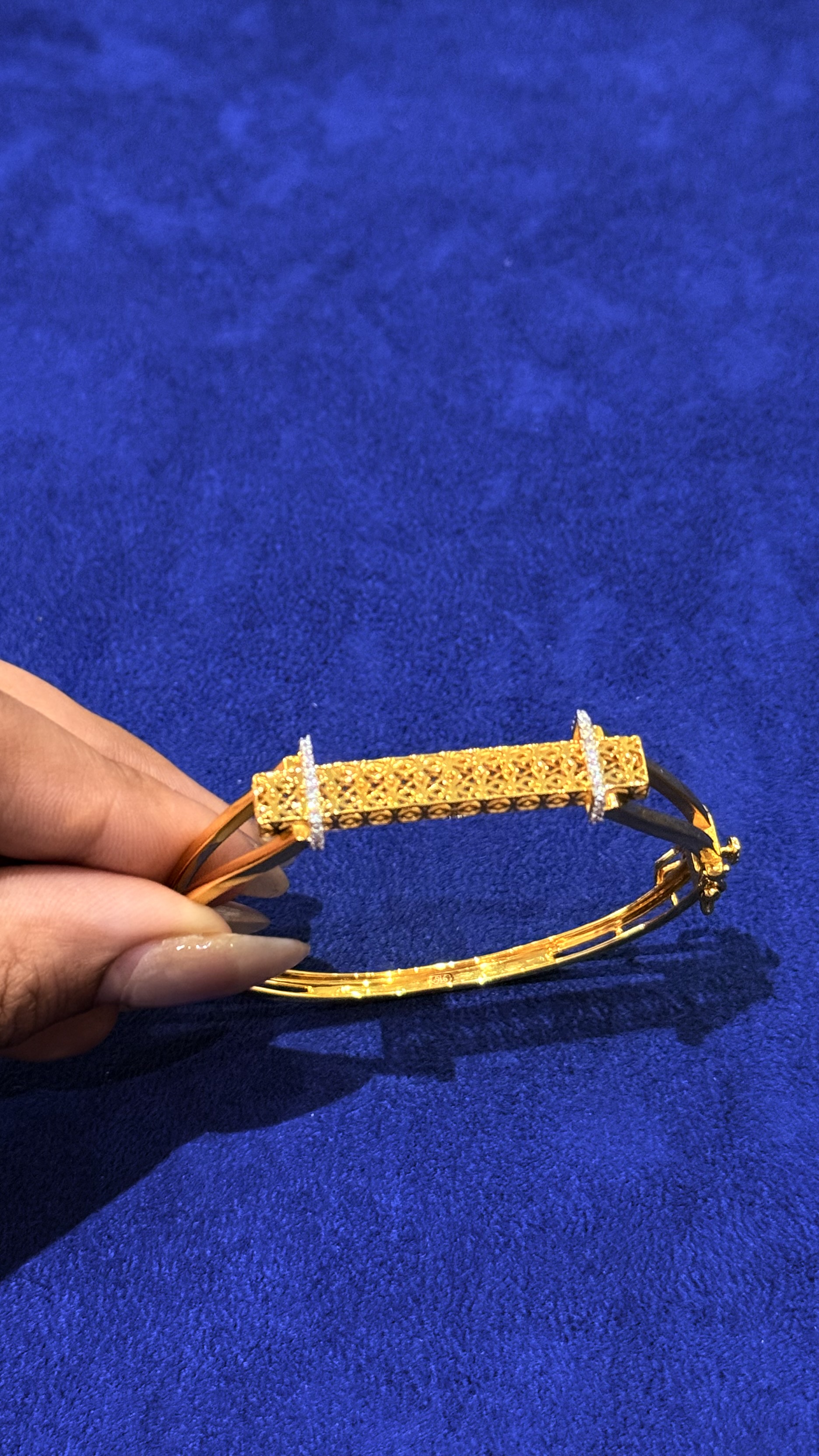 https://akirajewellery.com/product/WOMEN%20MODERN%20DESIGN%20BRACELET