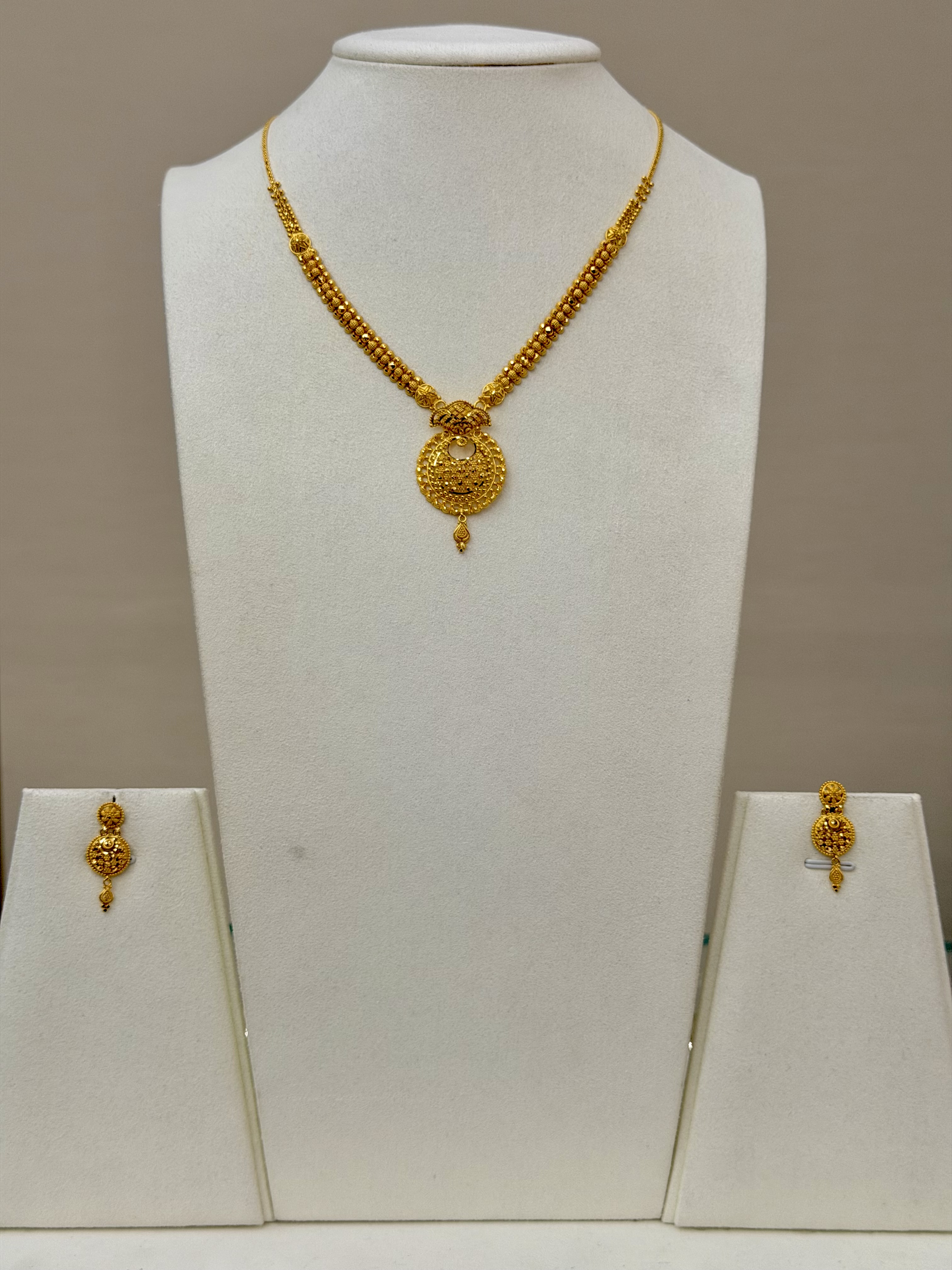 https://akirajewellery.com/product/Women%20necklace%2019.671