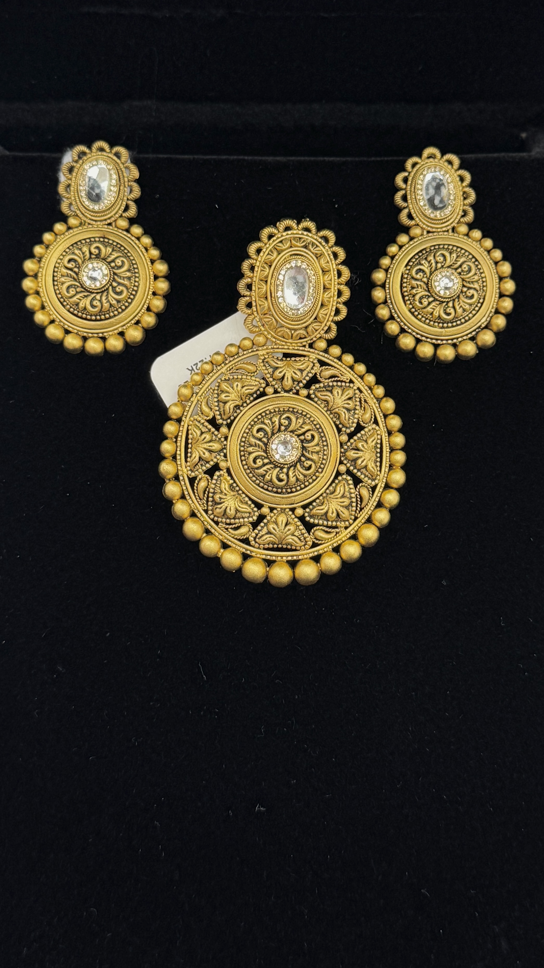 https://akirajewellery.com/product/Women%20pendant%20set%2019.52g