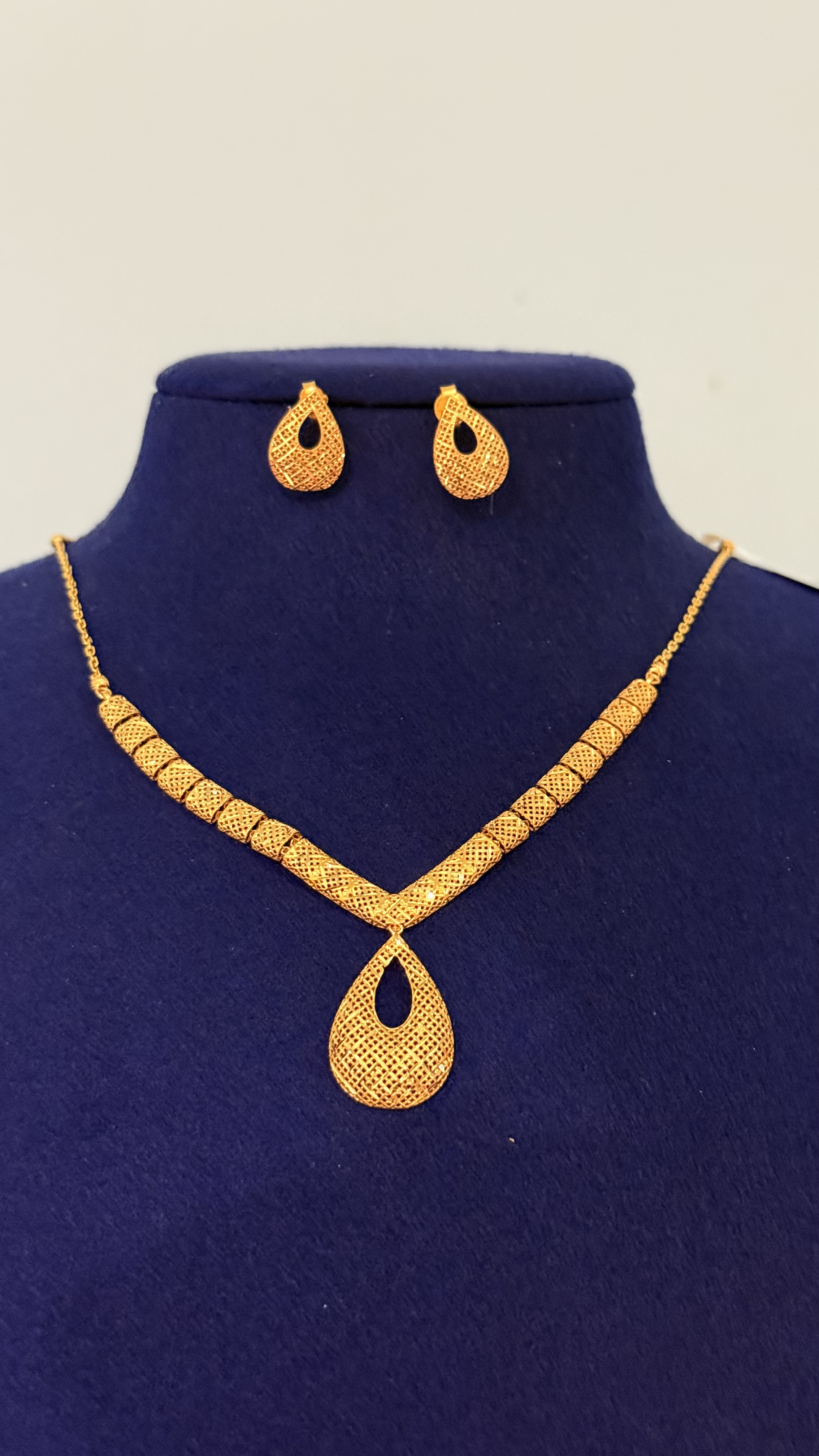 https://akirajewellery.com/product/Necklace%207.77