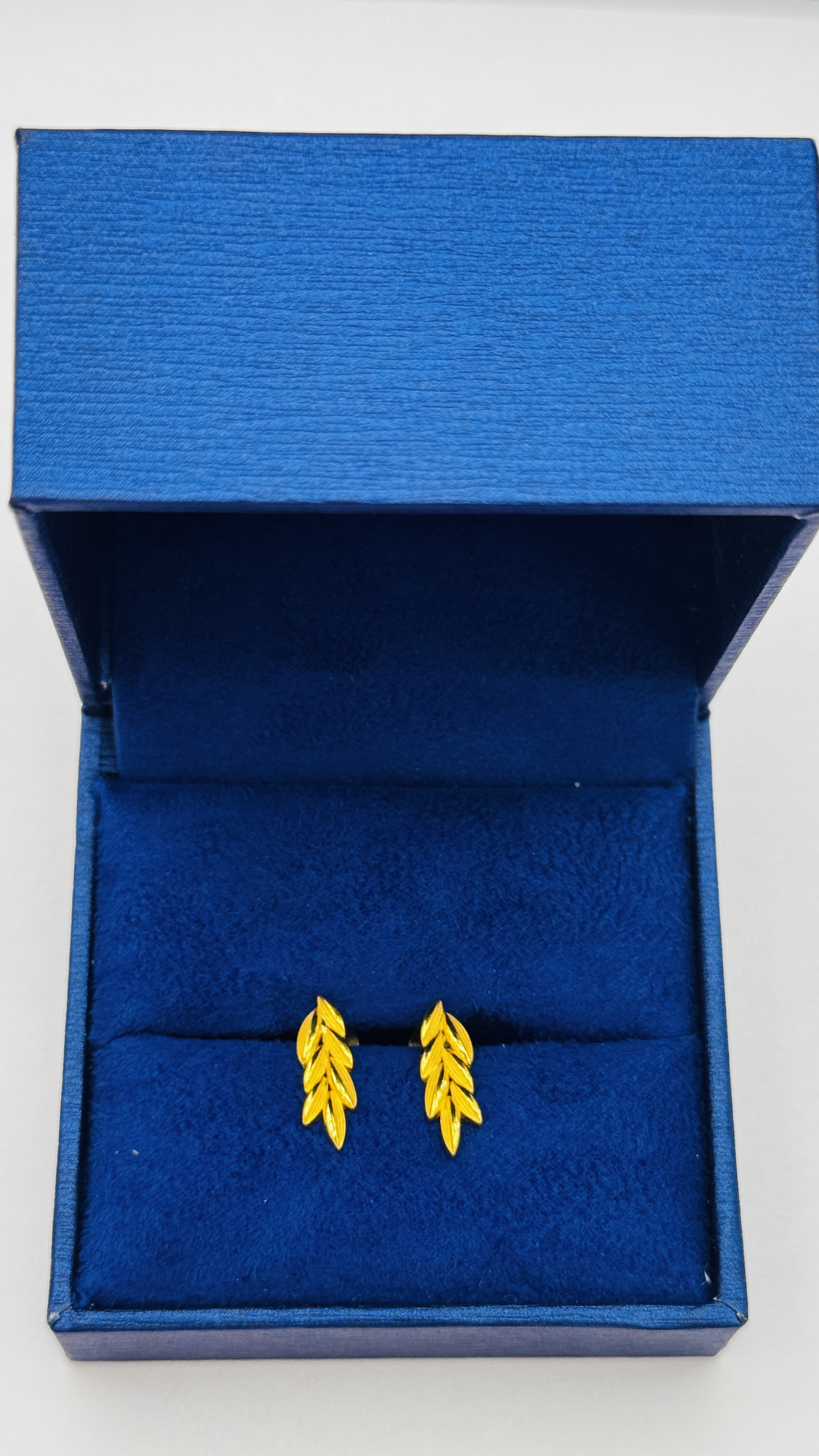 https://akirajewellery.com/product/Women%20Stud%201.81g