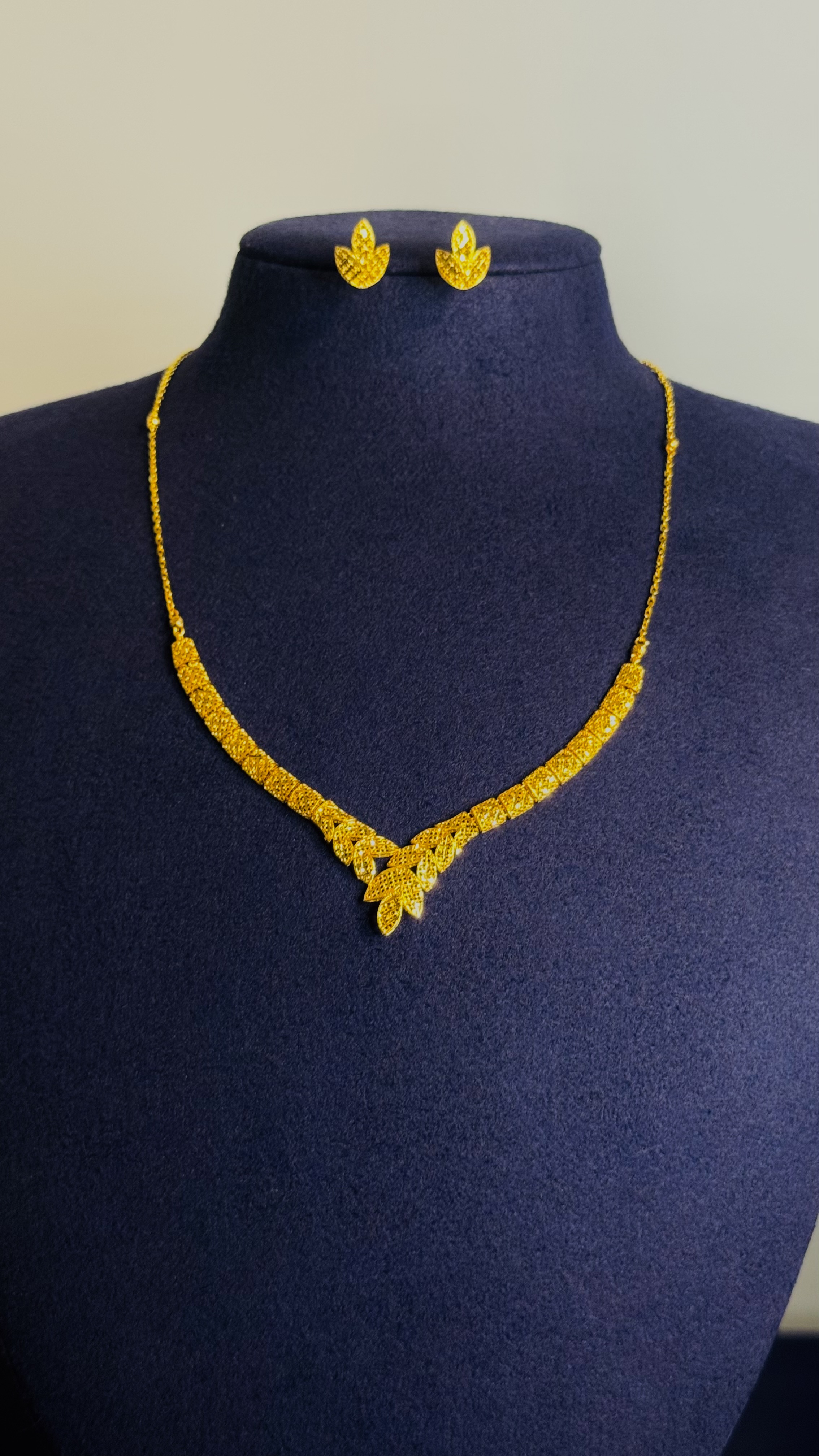 https://akirajewellery.com/product/LITTLE%20LEAF%20DESIGN%20WOMEN%20NECKLACE