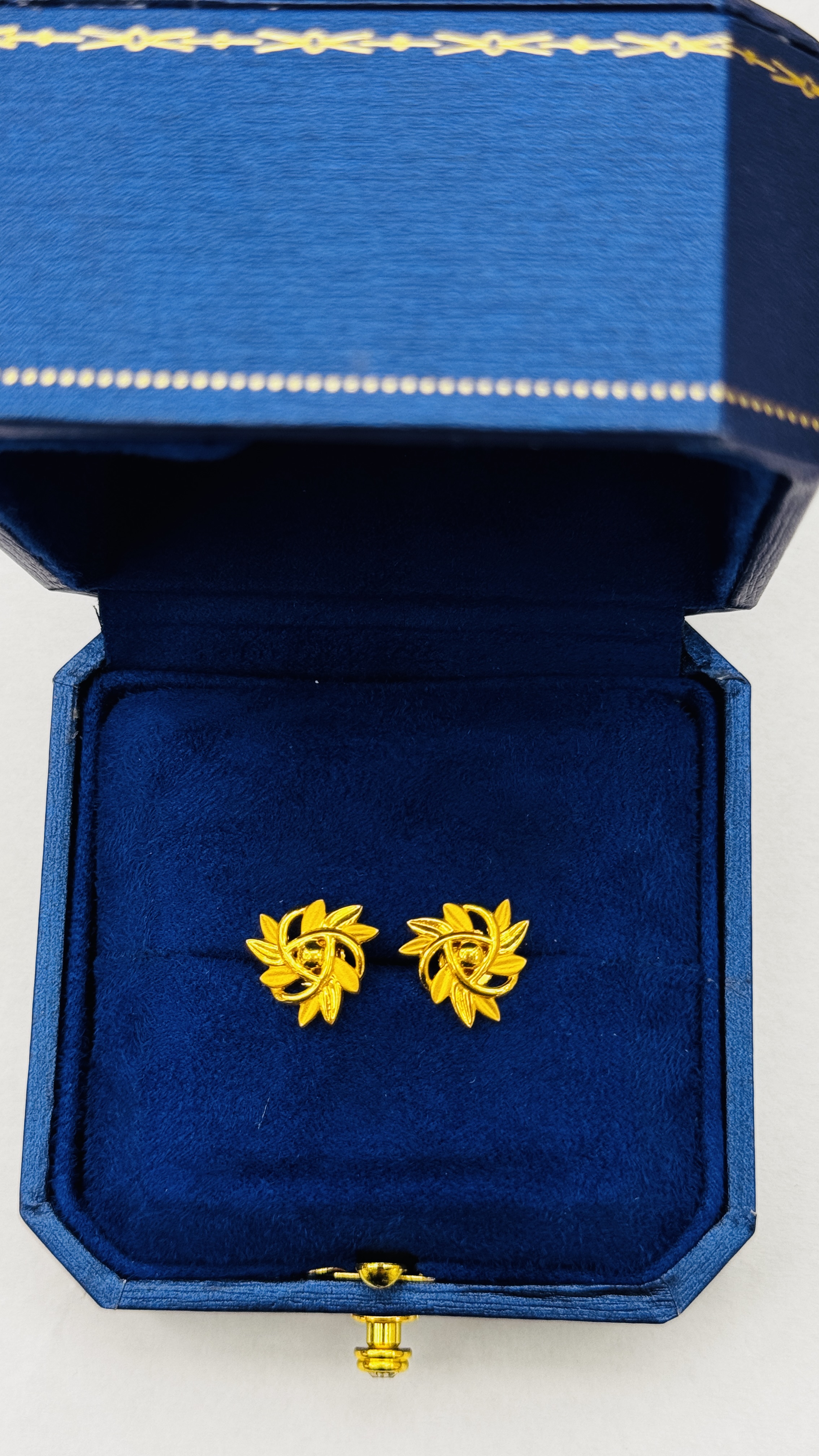 Women Studs 4.34g