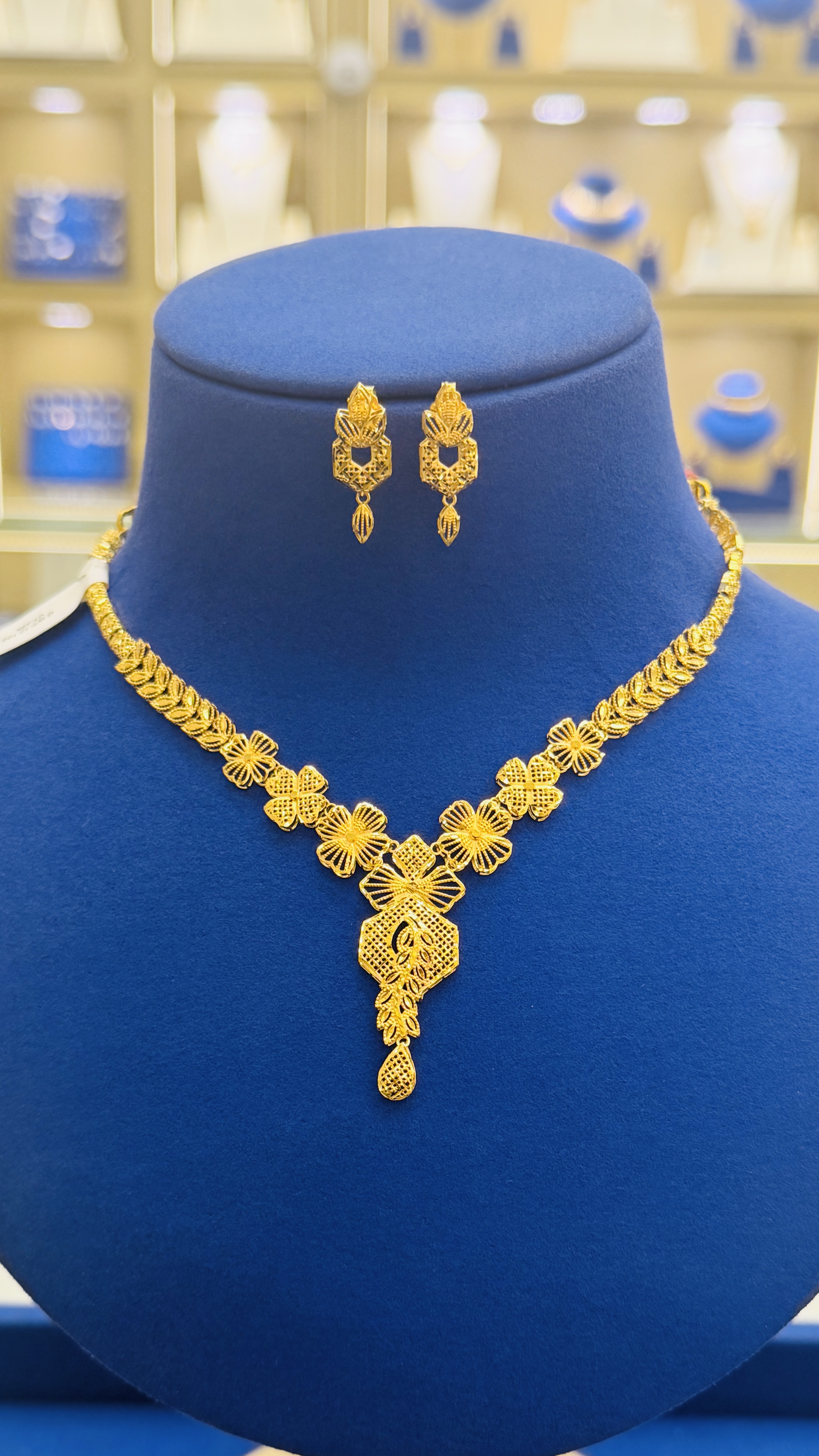 https://akirajewellery.com/product/Women%20necklace%2012.10