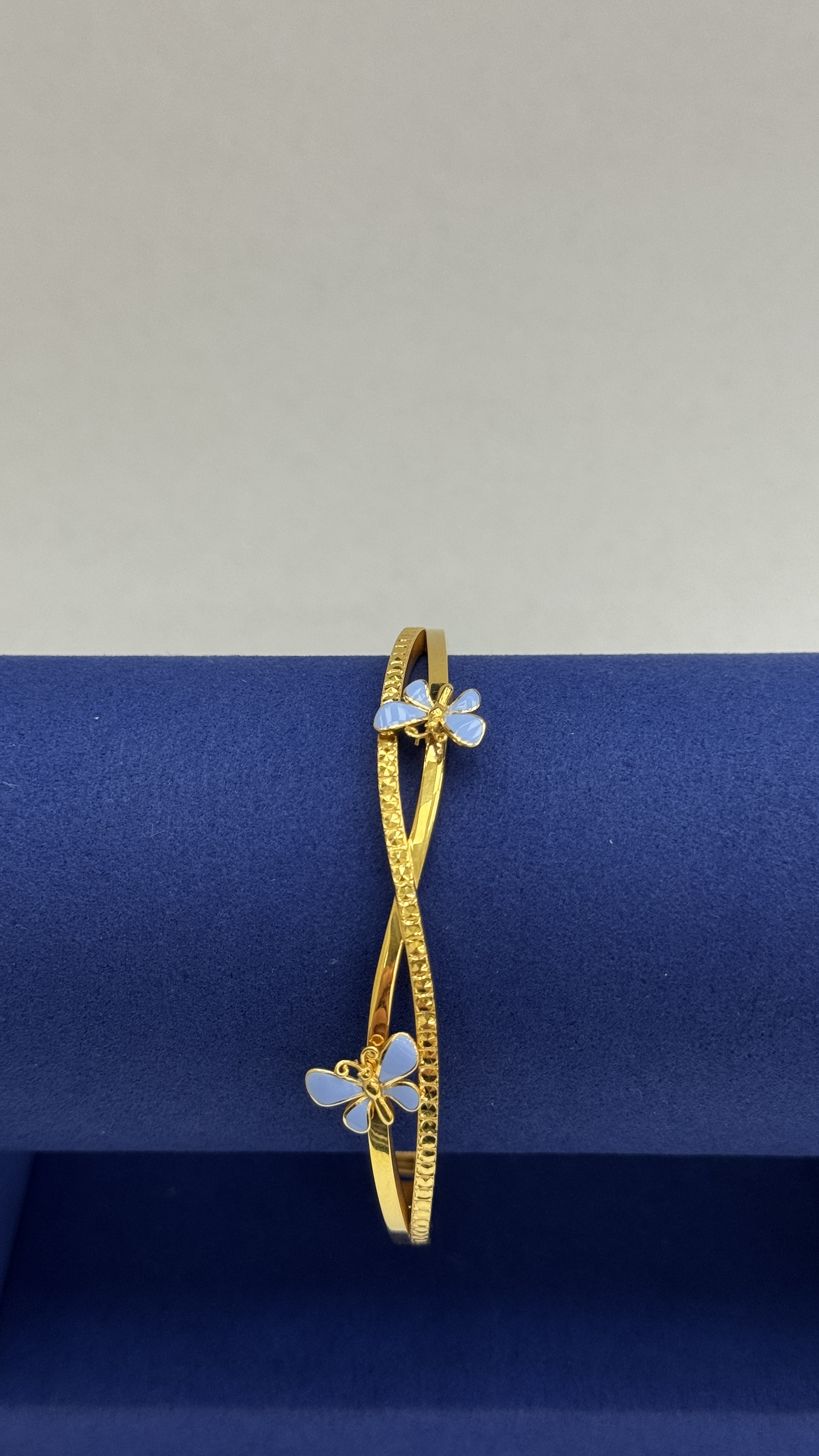 https://akirajewellery.com/product/Women%20Bracelet%2010.63g