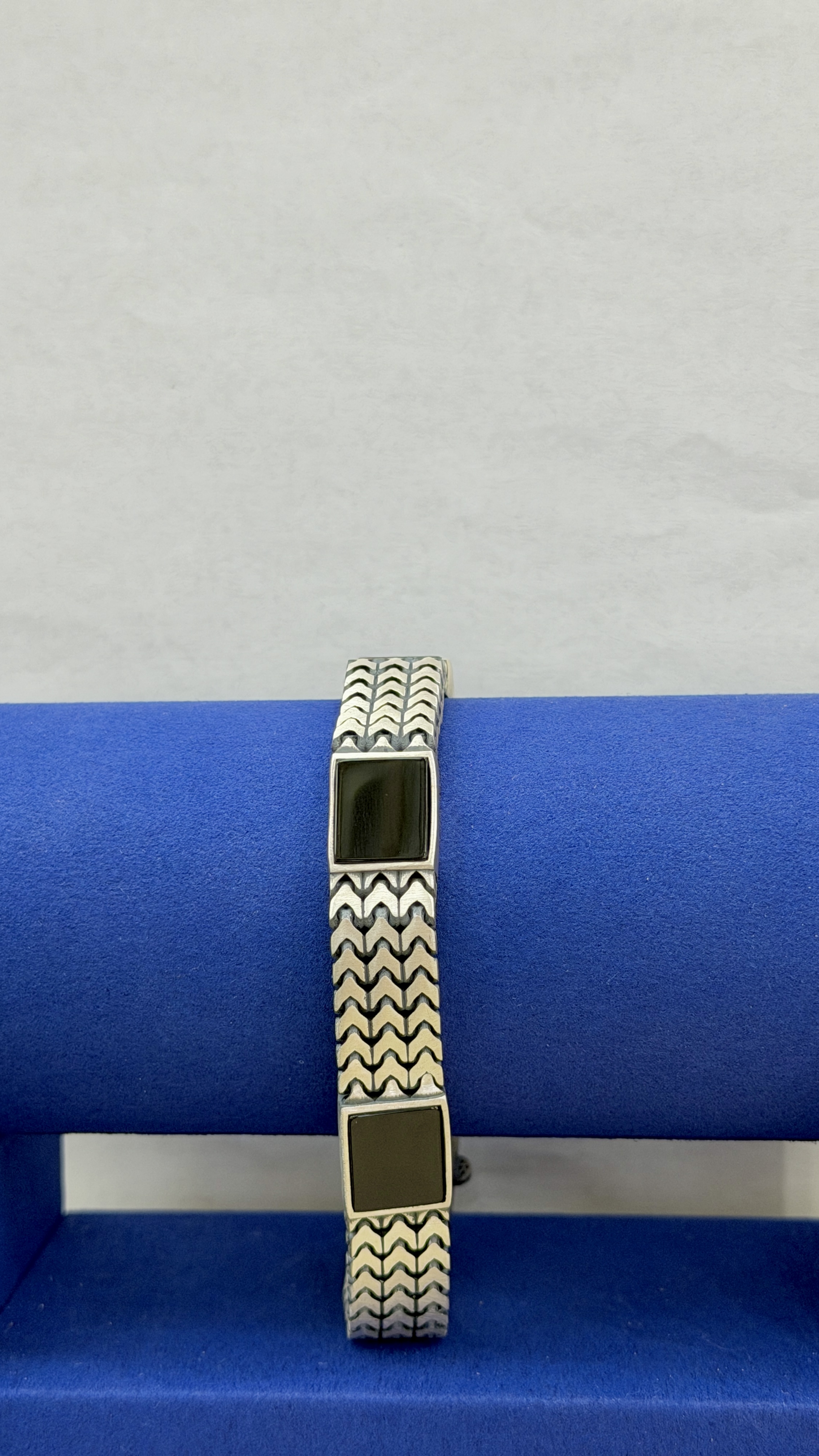 https://akirajewellery.com/product/Men%20Bracelets%2051.58g
