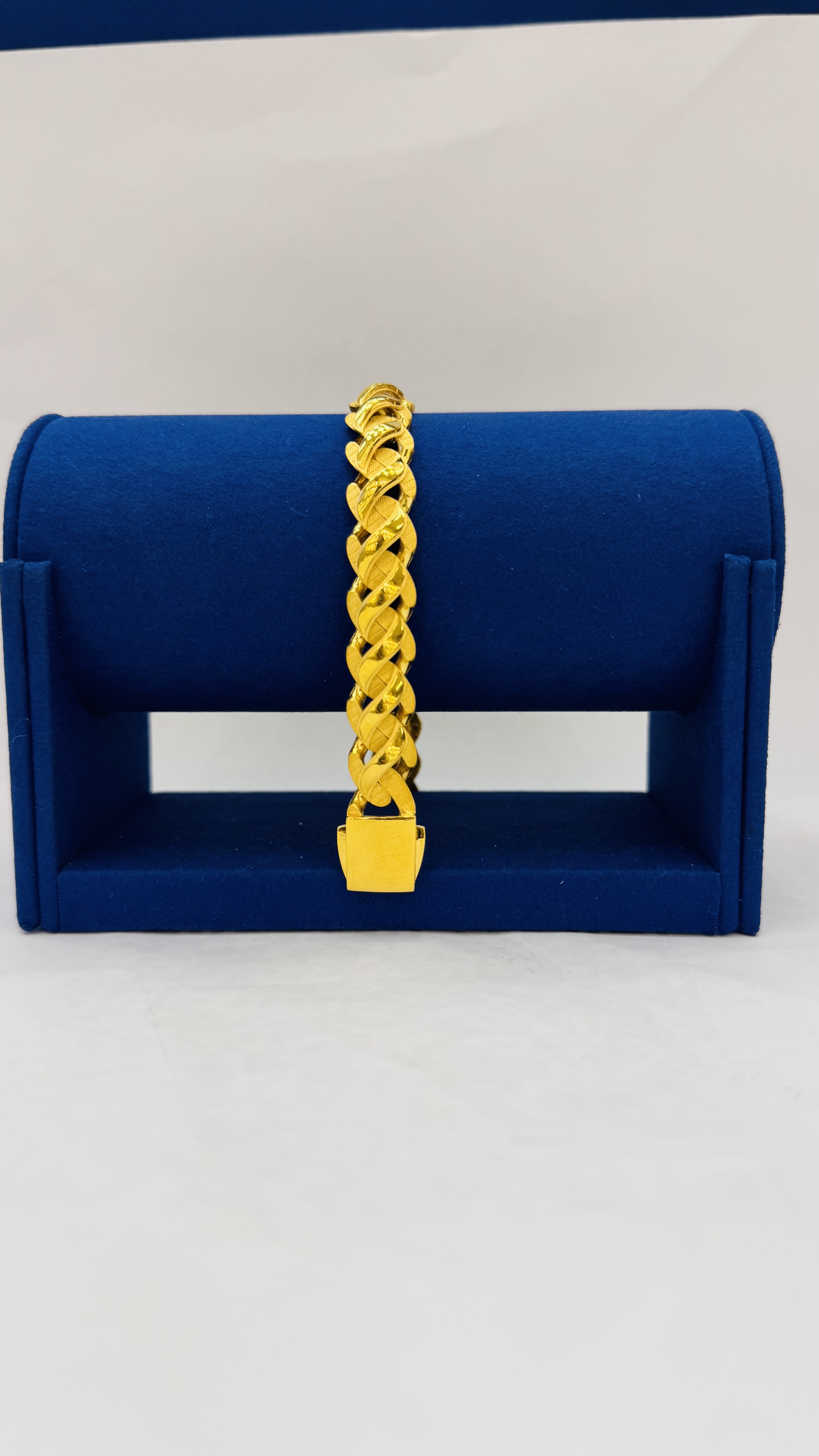 https://akirajewellery.com/product/Men%20Bracelet%2018.58g