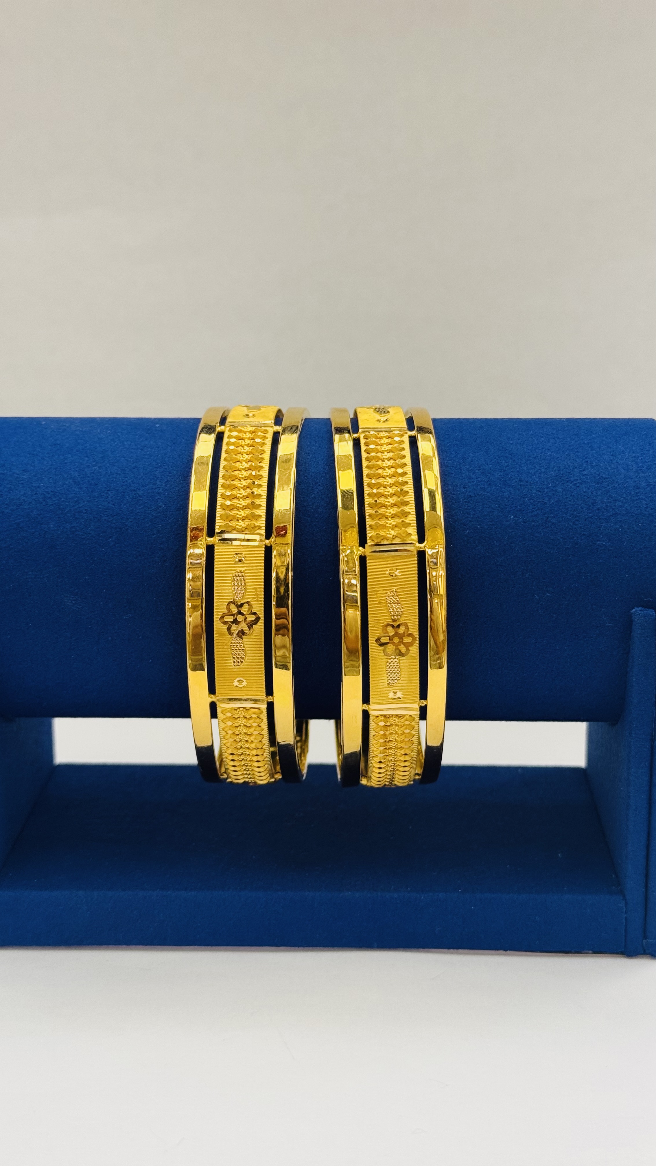 https://akirajewellery.com/product/Women%20Bangles%2030.57g
