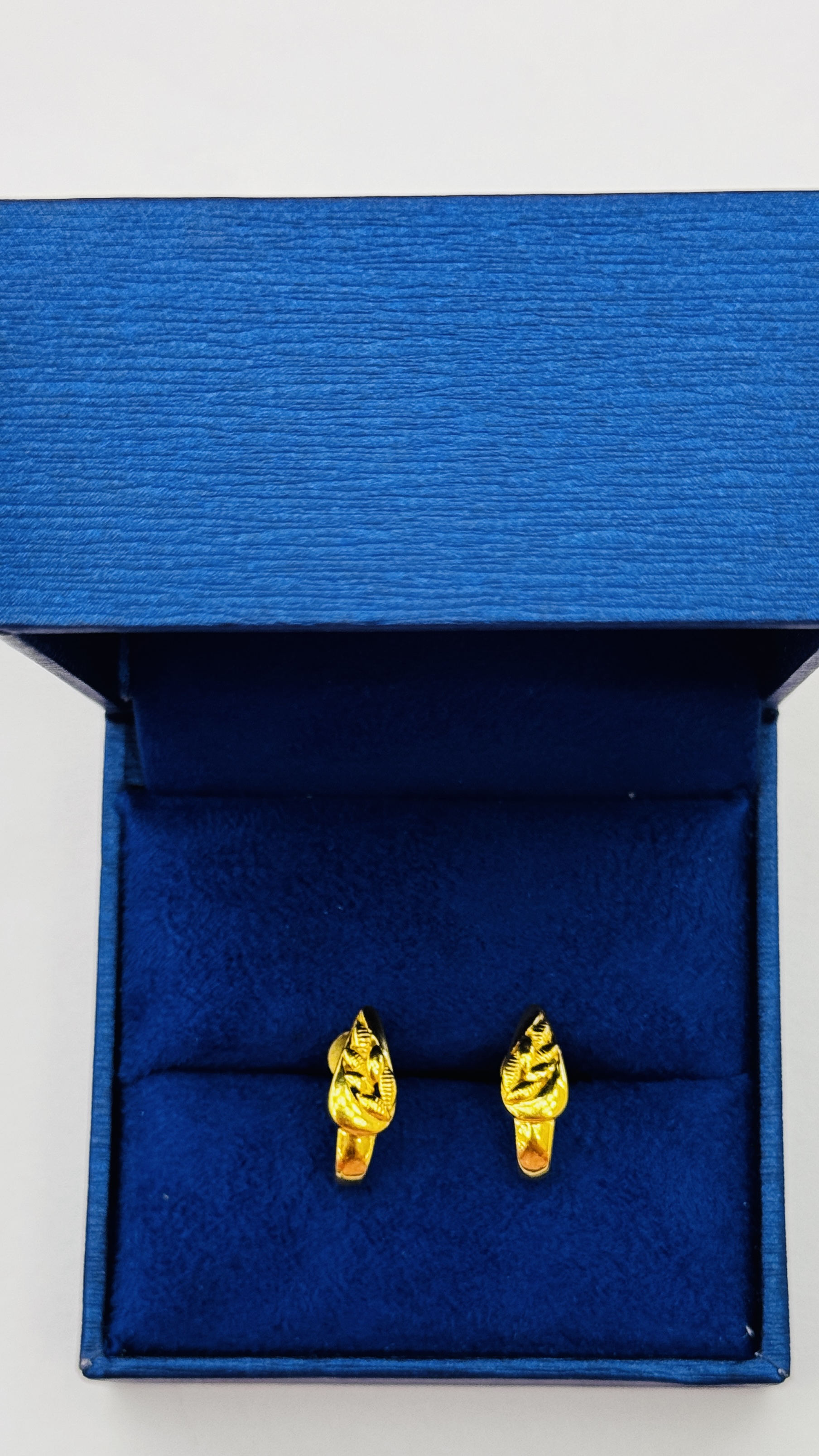 https://akirajewellery.com/product/Women%20Stud%202.52g